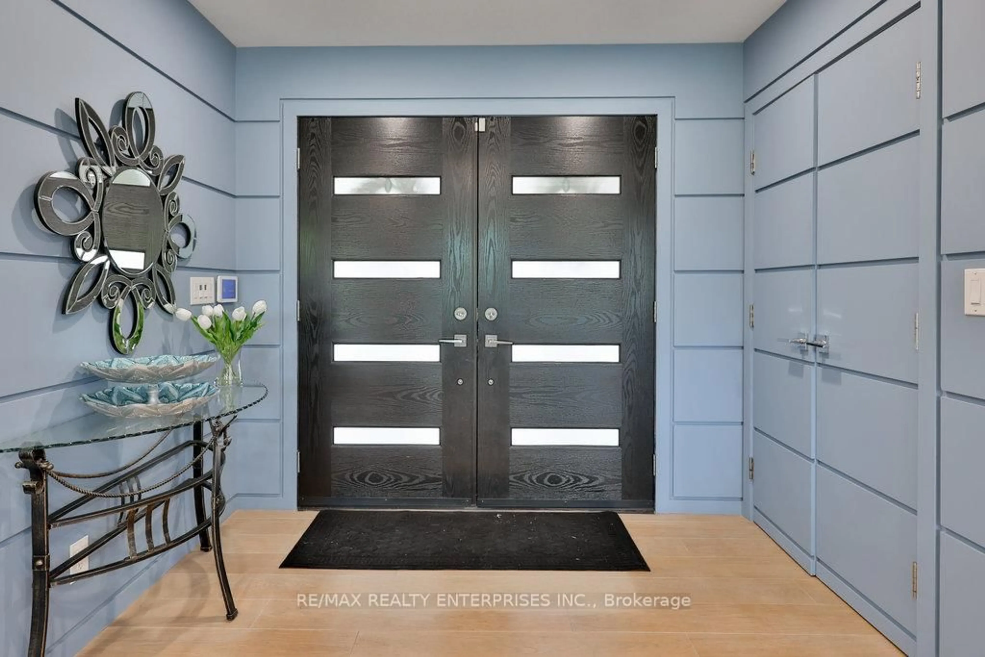 Indoor entryway for 1215 Indian Rd, Mississauga Ontario L5H 1R8
