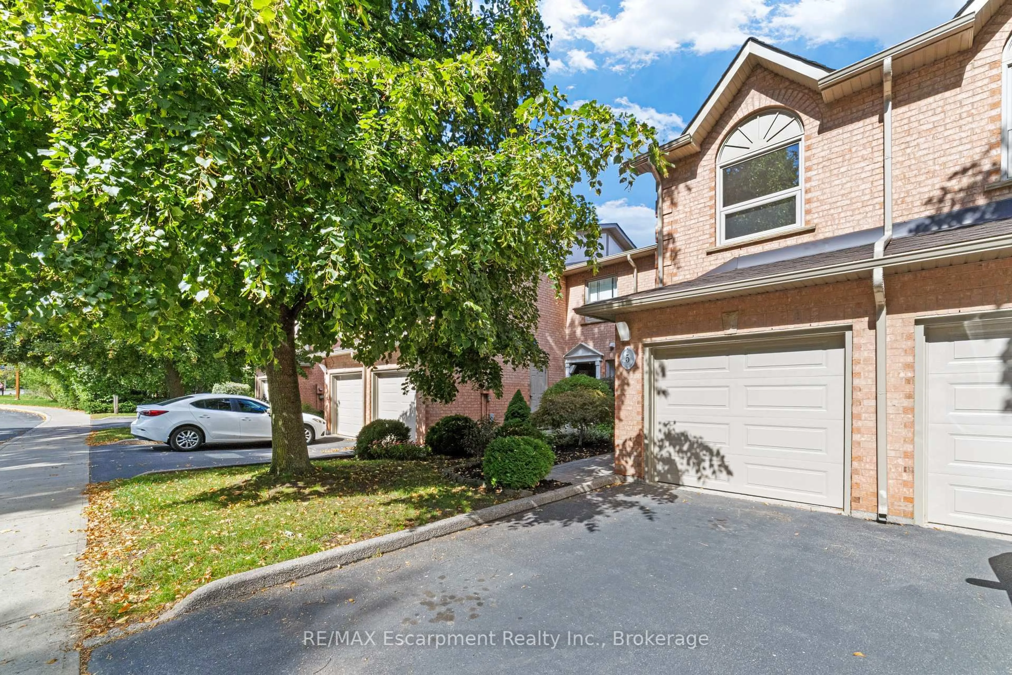 A pic from outside/outdoor area/front of a property/back of a property/a pic from drone, street for 2065 Sixth Line #5, Oakville Ontario L6H 5R8