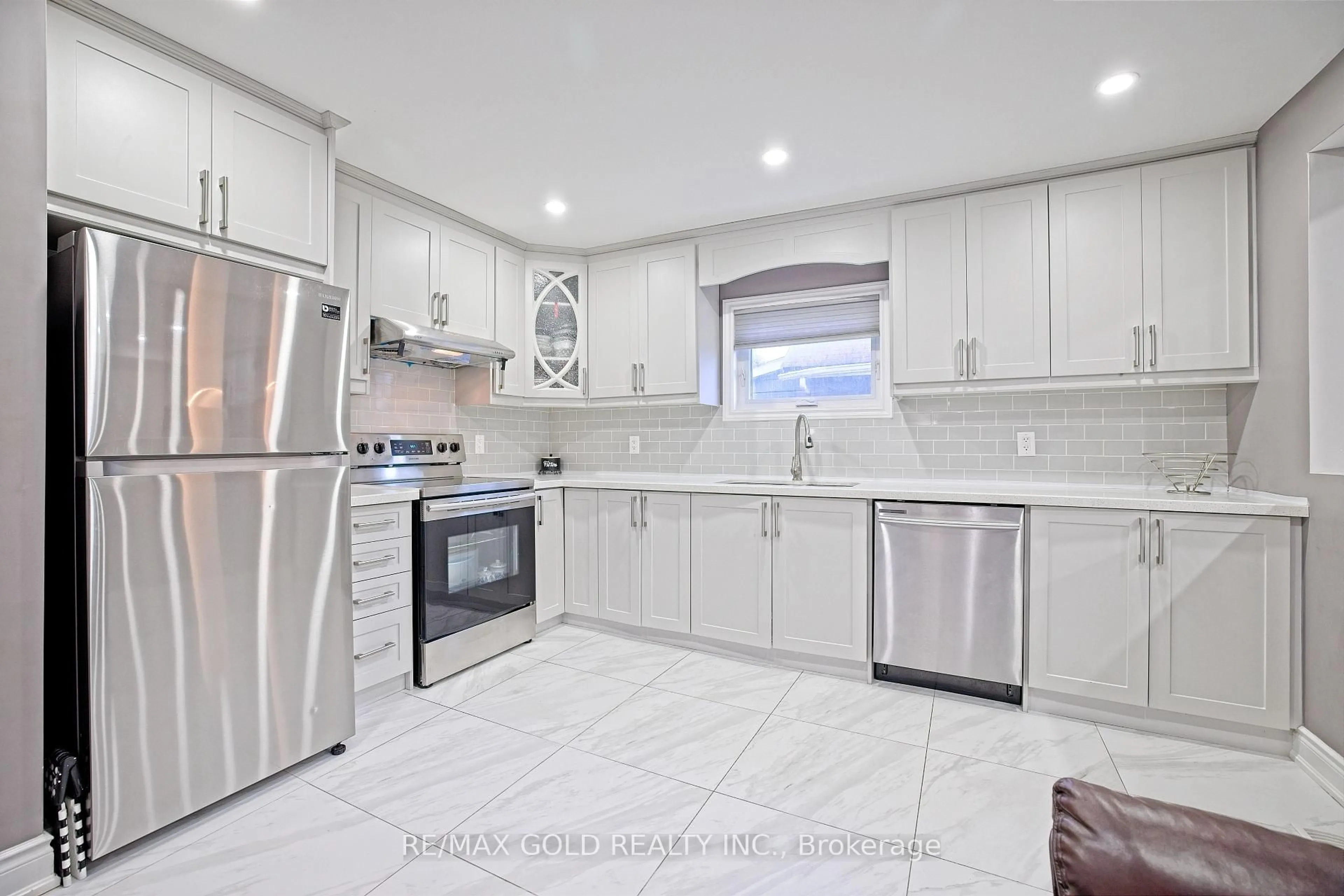 Open concept kitchen, ceramic/tile floor for 28 Royce Ave, Brampton Ontario L6Y 1J5
