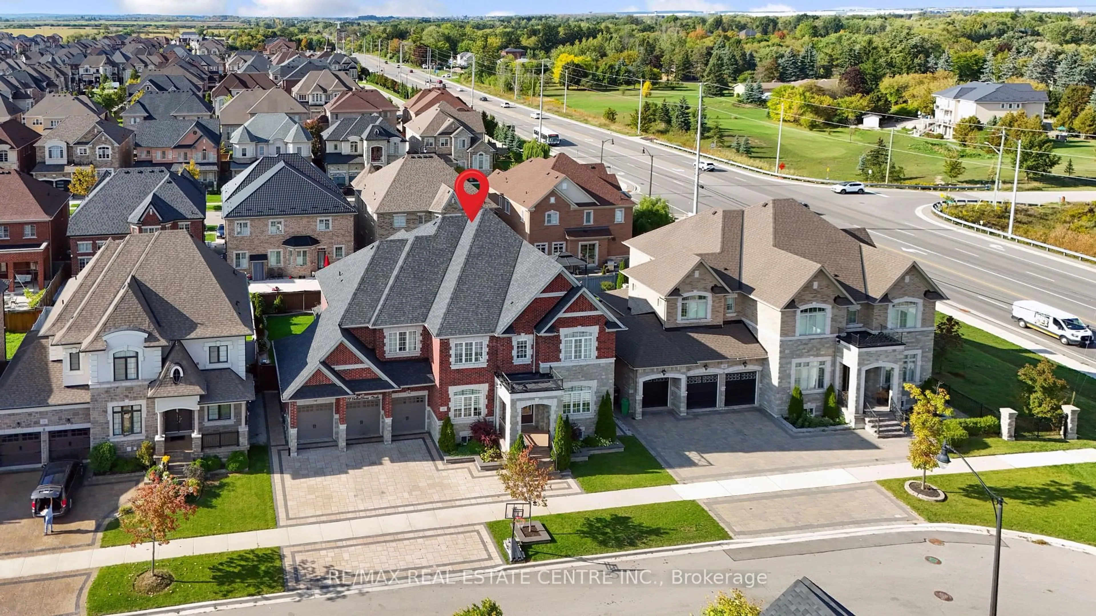 A pic from outside/outdoor area/front of a property/back of a property/a pic from drone, street for 102 Belladonna Circ, Brampton Ontario L6P 4B6