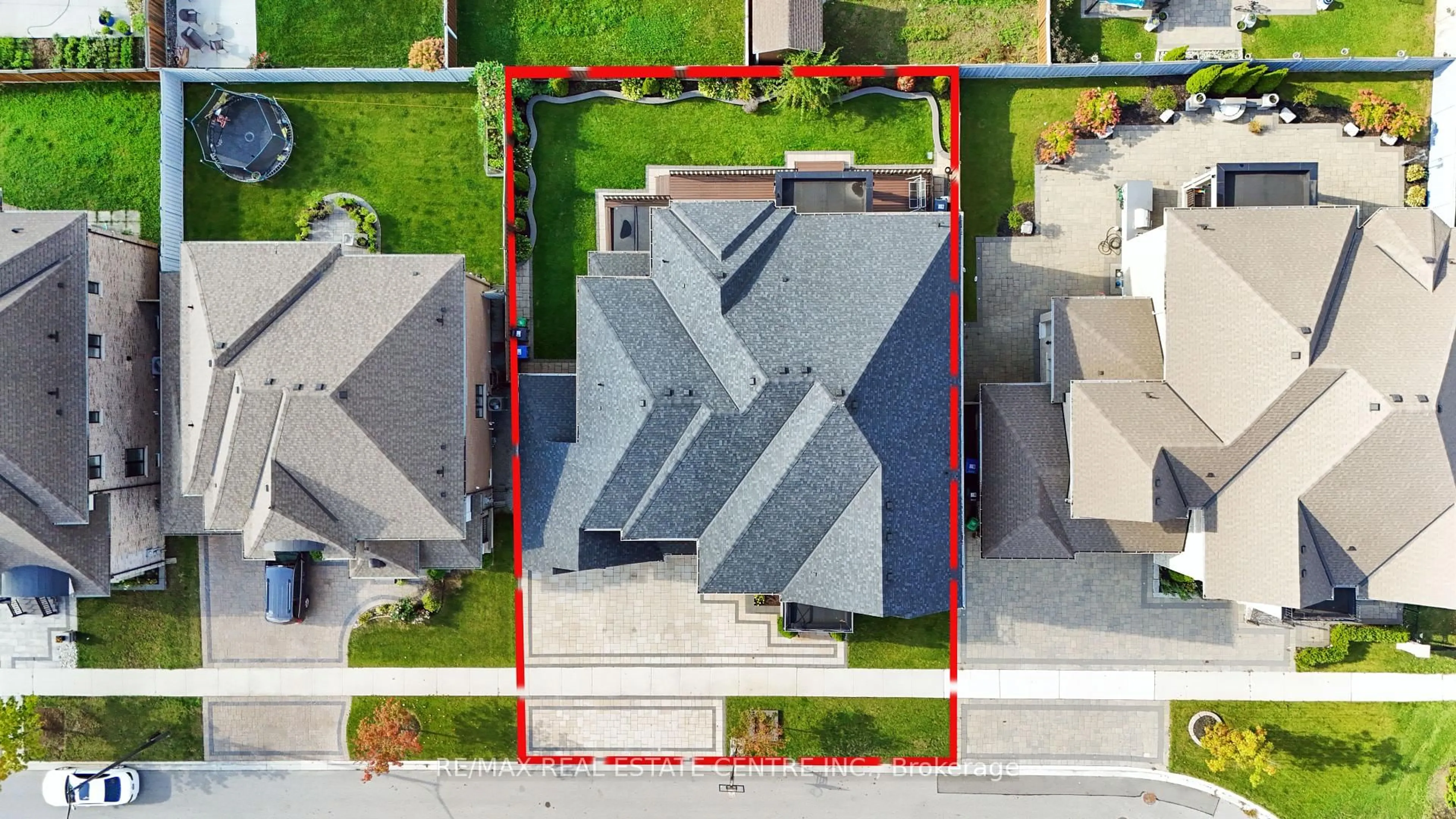A pic from outside/outdoor area/front of a property/back of a property/a pic from drone, street for 102 Belladonna Circ, Brampton Ontario L6P 4B6