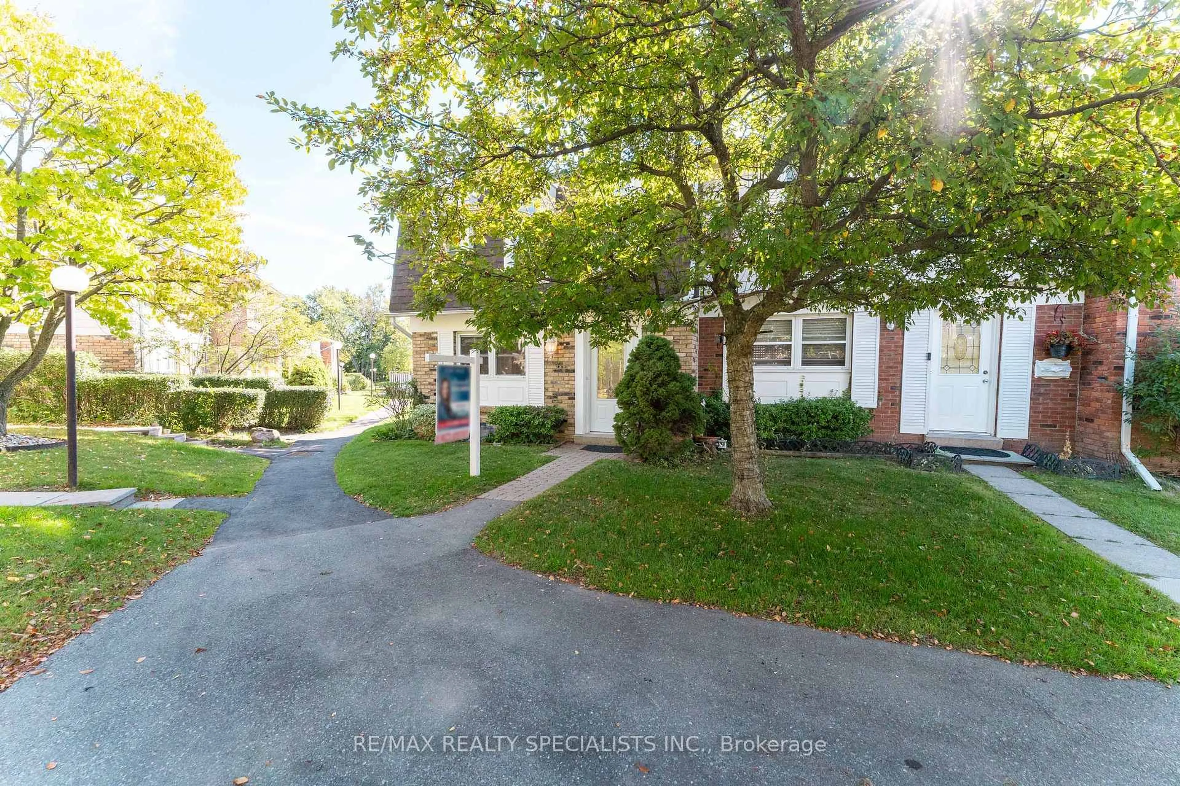 A pic from outside/outdoor area/front of a property/back of a property/a pic from drone, street for 2252 Upper Middle Rd #6, Burlington Ontario L7P 2Z9