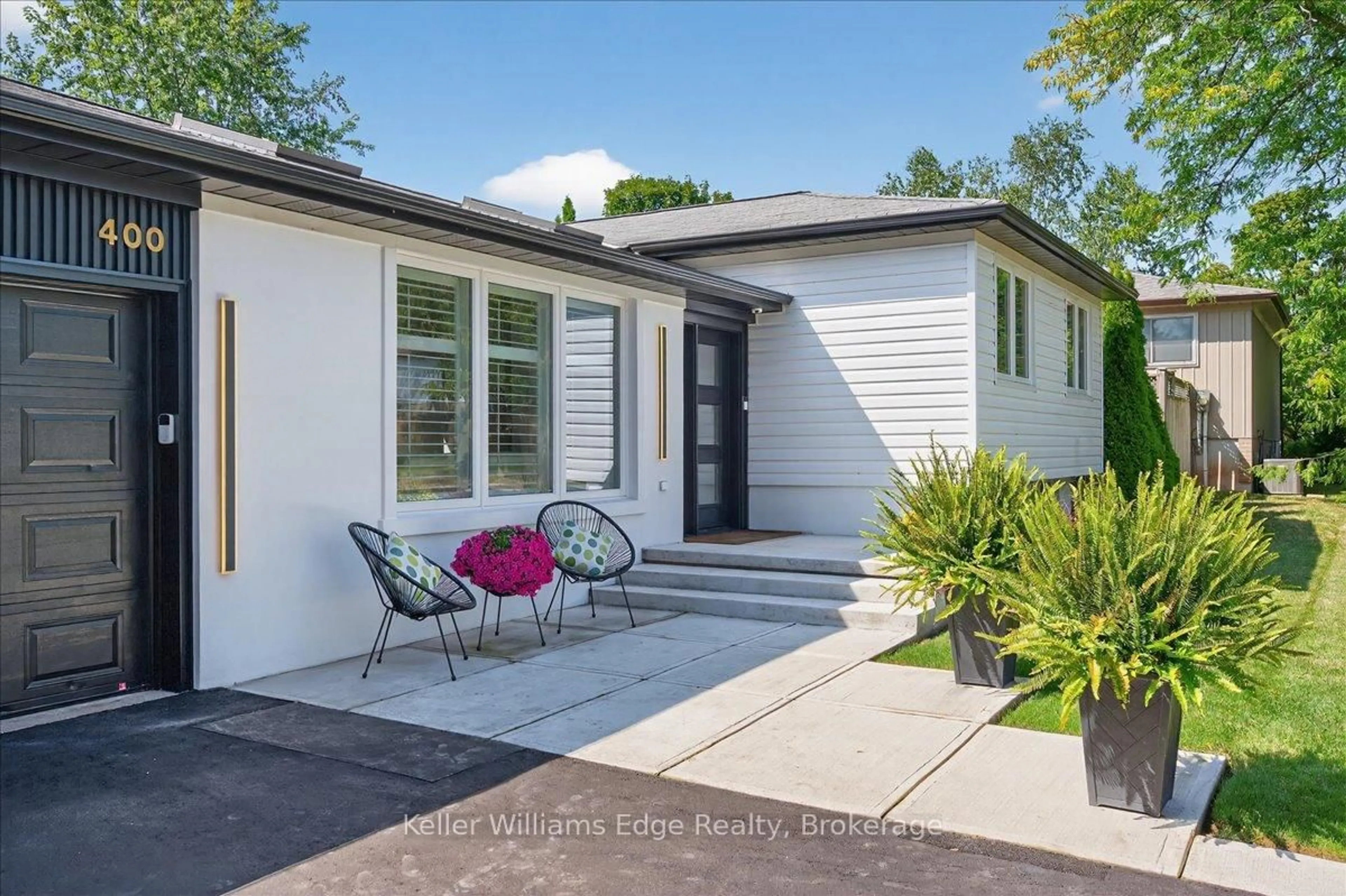 Home with vinyl exterior material, street for 400 Sunset Dr, Oakville Ontario L6L 3N2