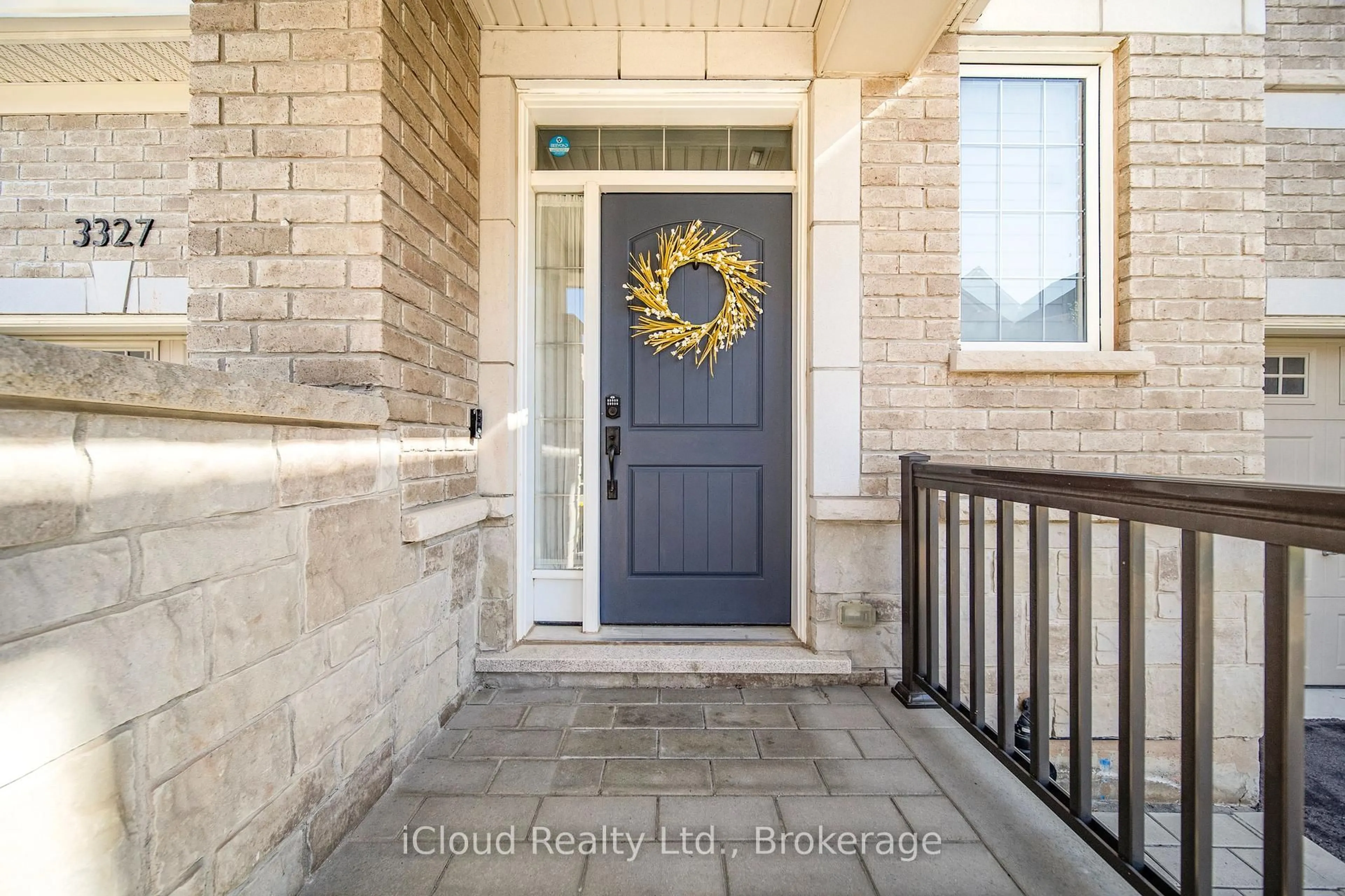 Indoor entryway for 3327 Erasmum St, Oakville Ontario L6M 4J9