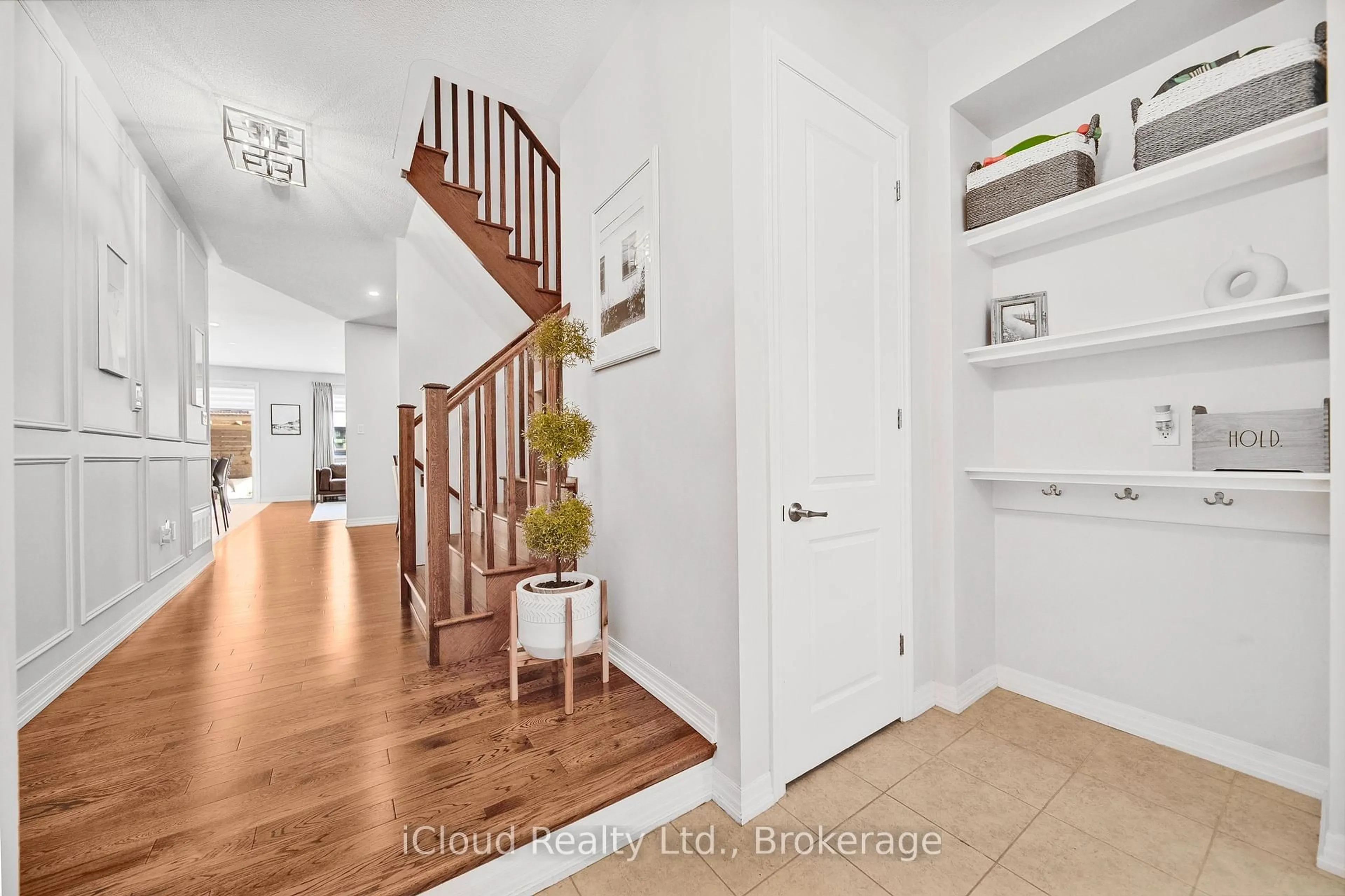Indoor entryway for 3327 Erasmum St, Oakville Ontario L6M 4J9