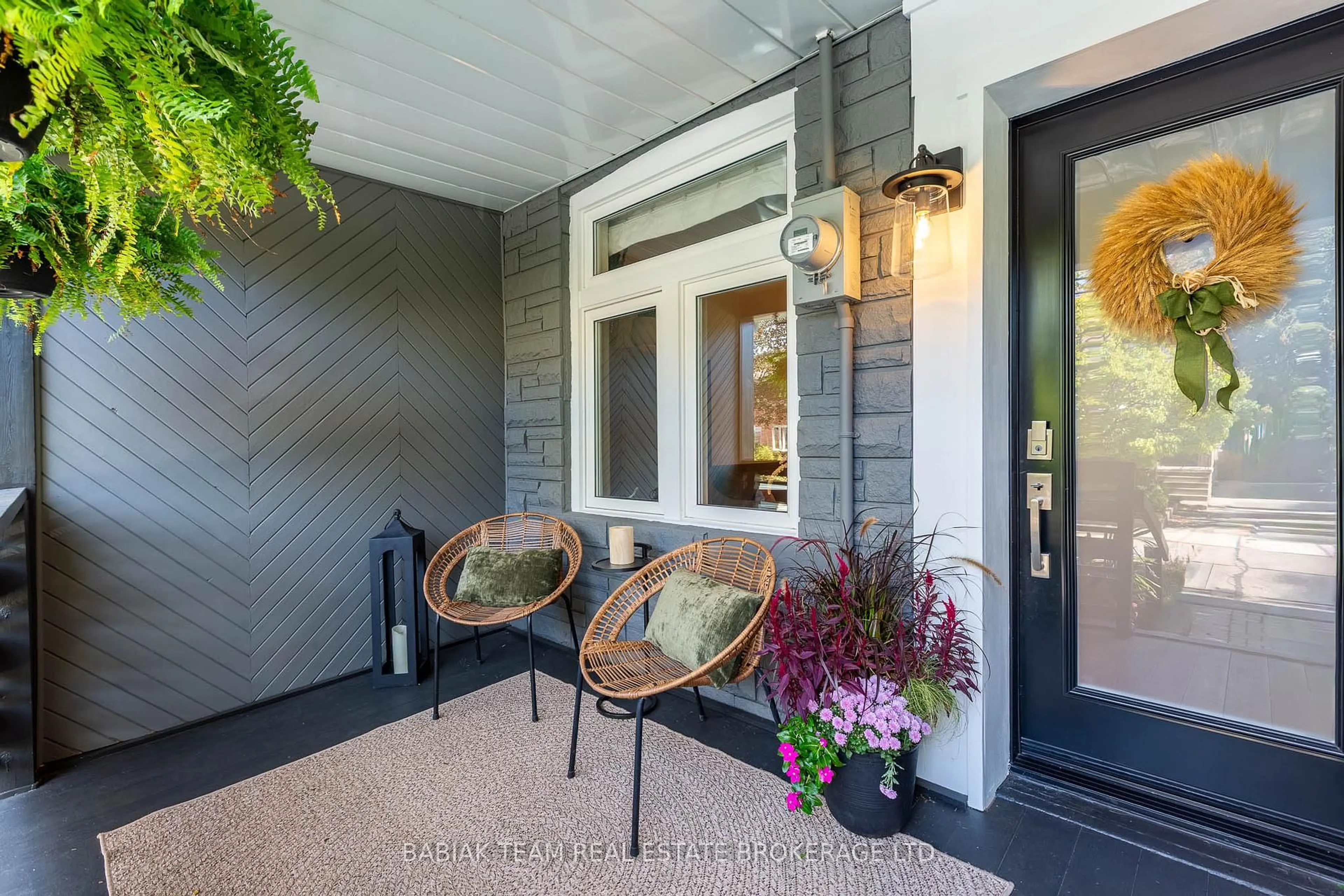 Indoor entryway for 85 Watson Ave, Toronto Ontario M6S 4E2