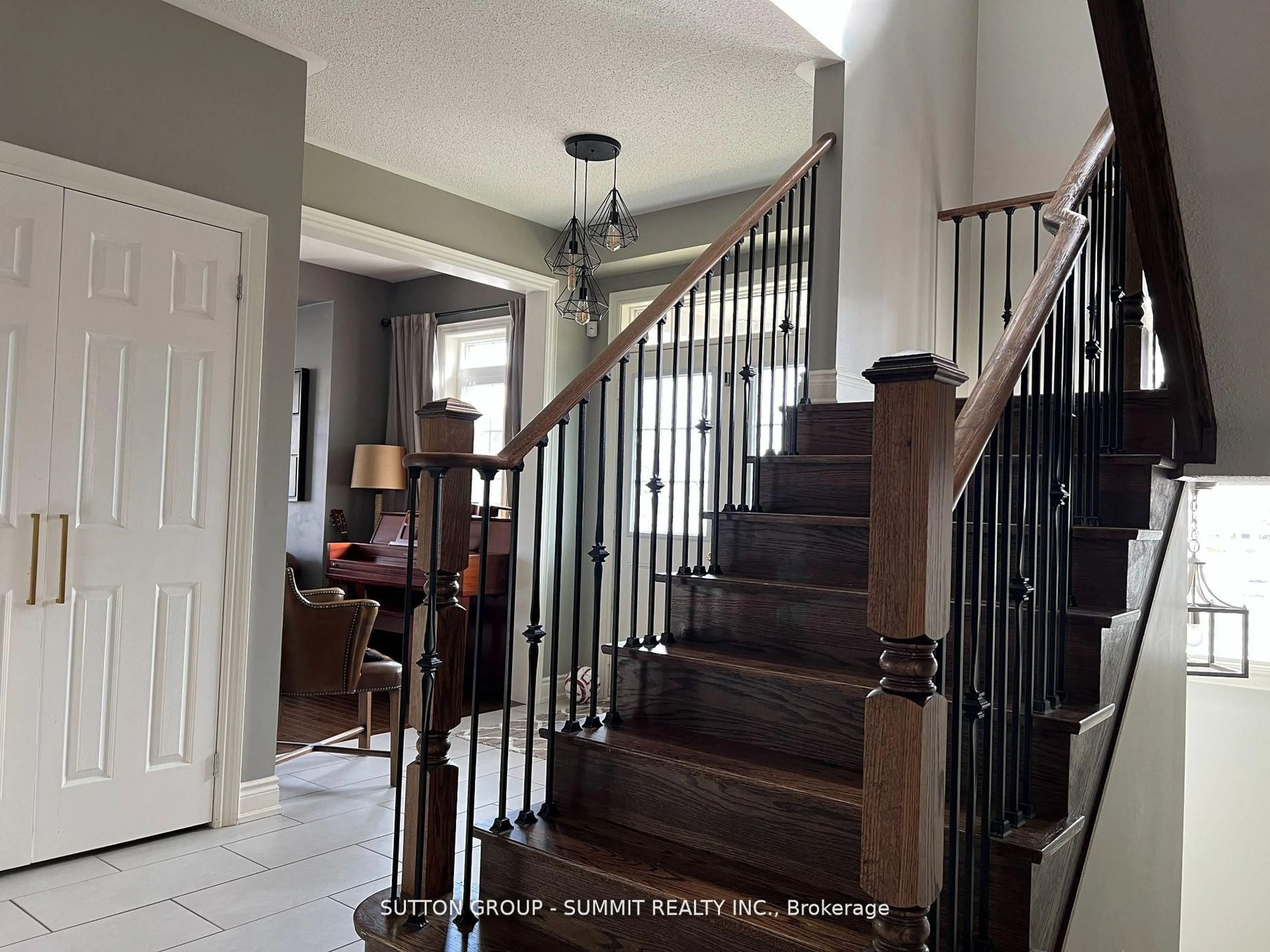 Indoor foyer for 5456 Oscar Peterson Blvd, Mississauga Ontario L5M 0W2