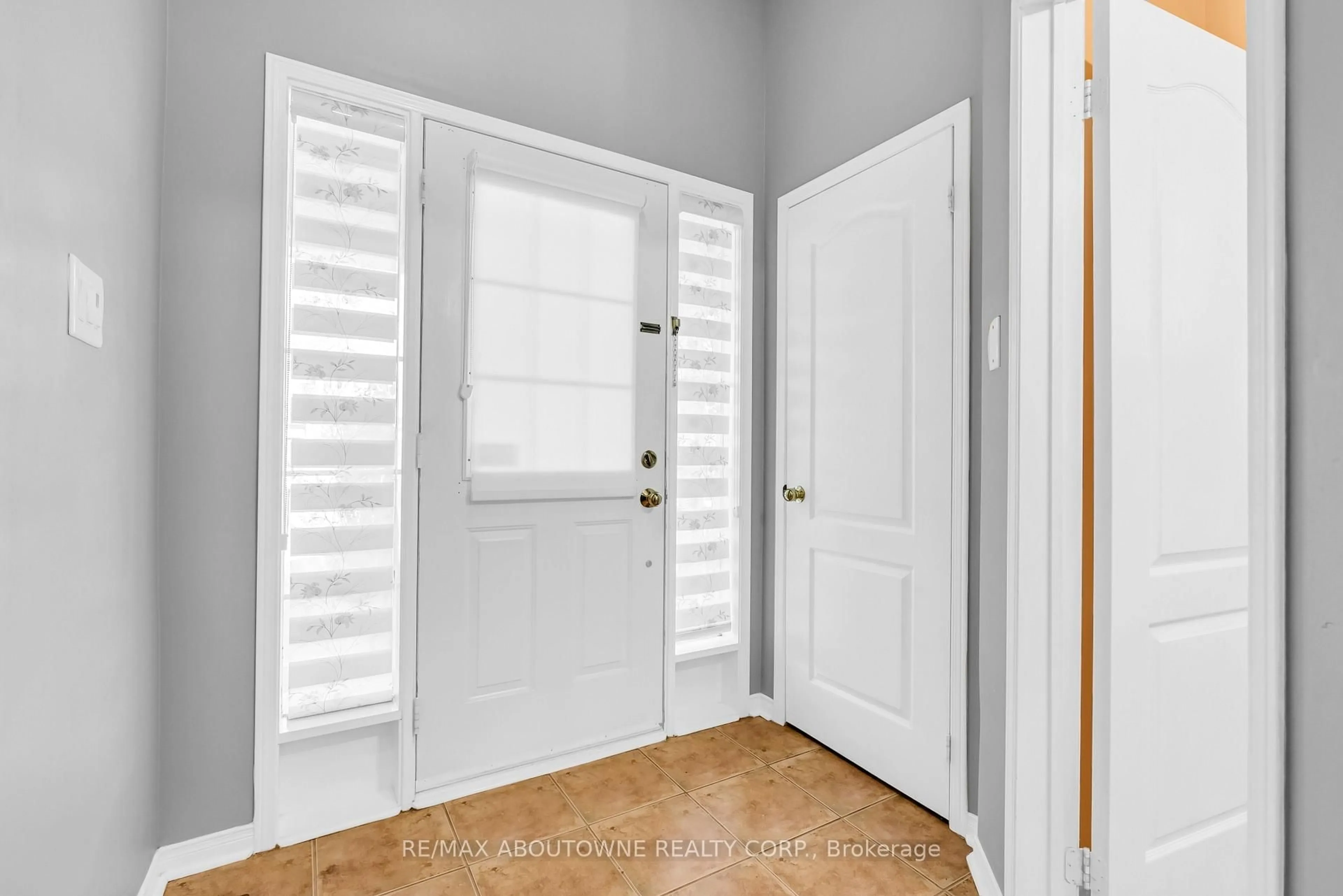 Indoor entryway for 7 Rockrose Dr, Brampton Ontario L6R 2Z6