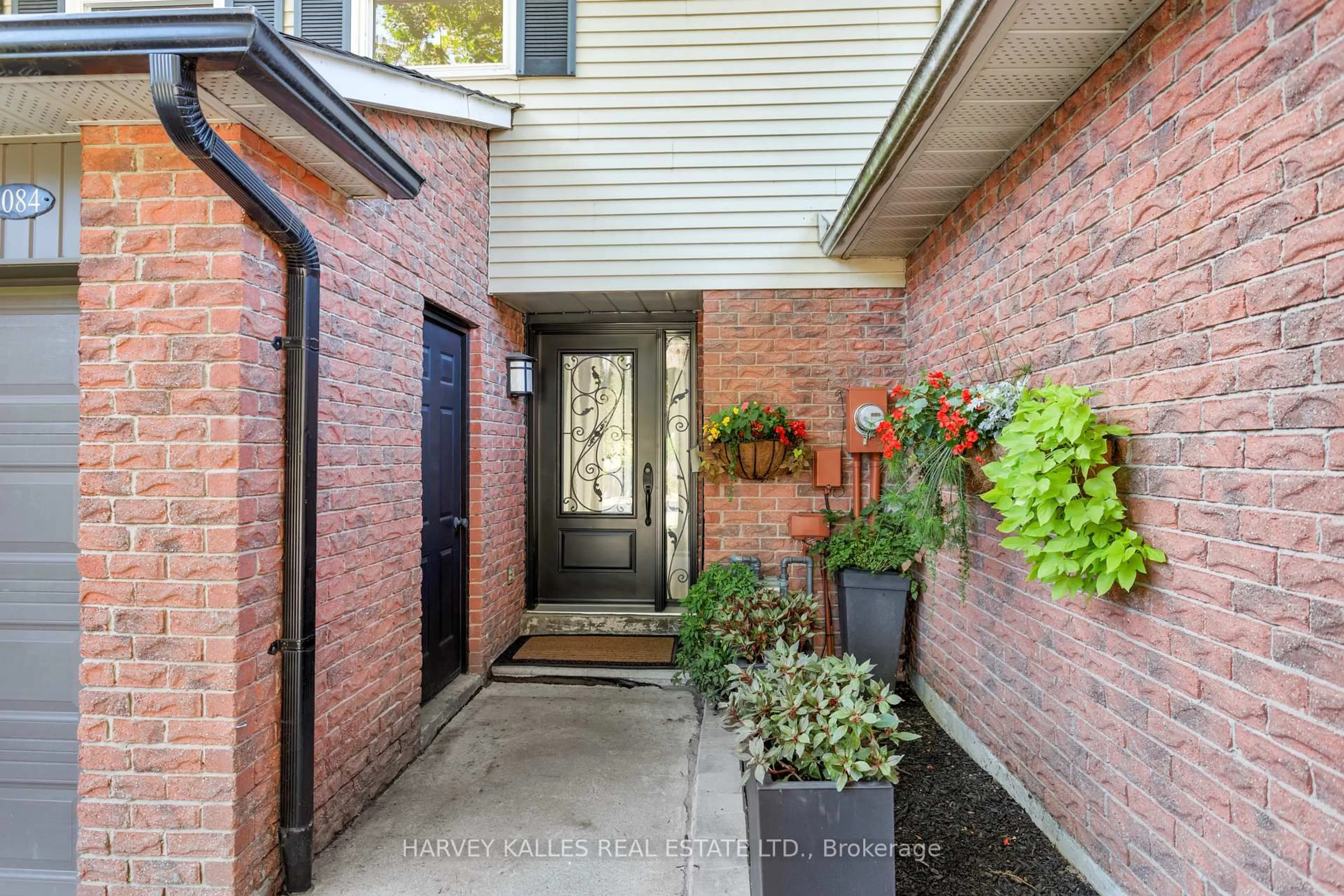Indoor entryway for 1084 Bordeaux Crt, Mississauga Ontario L5H 4B4