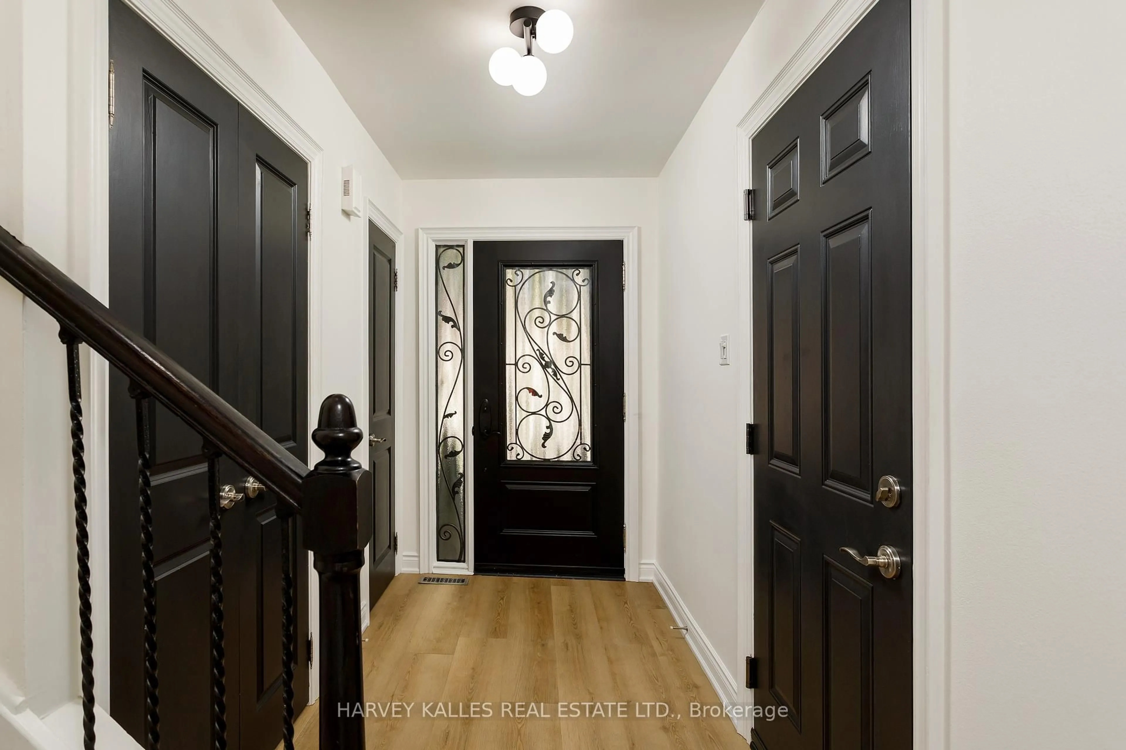 Indoor entryway for 1084 Bordeaux Crt, Mississauga Ontario L5H 4B4
