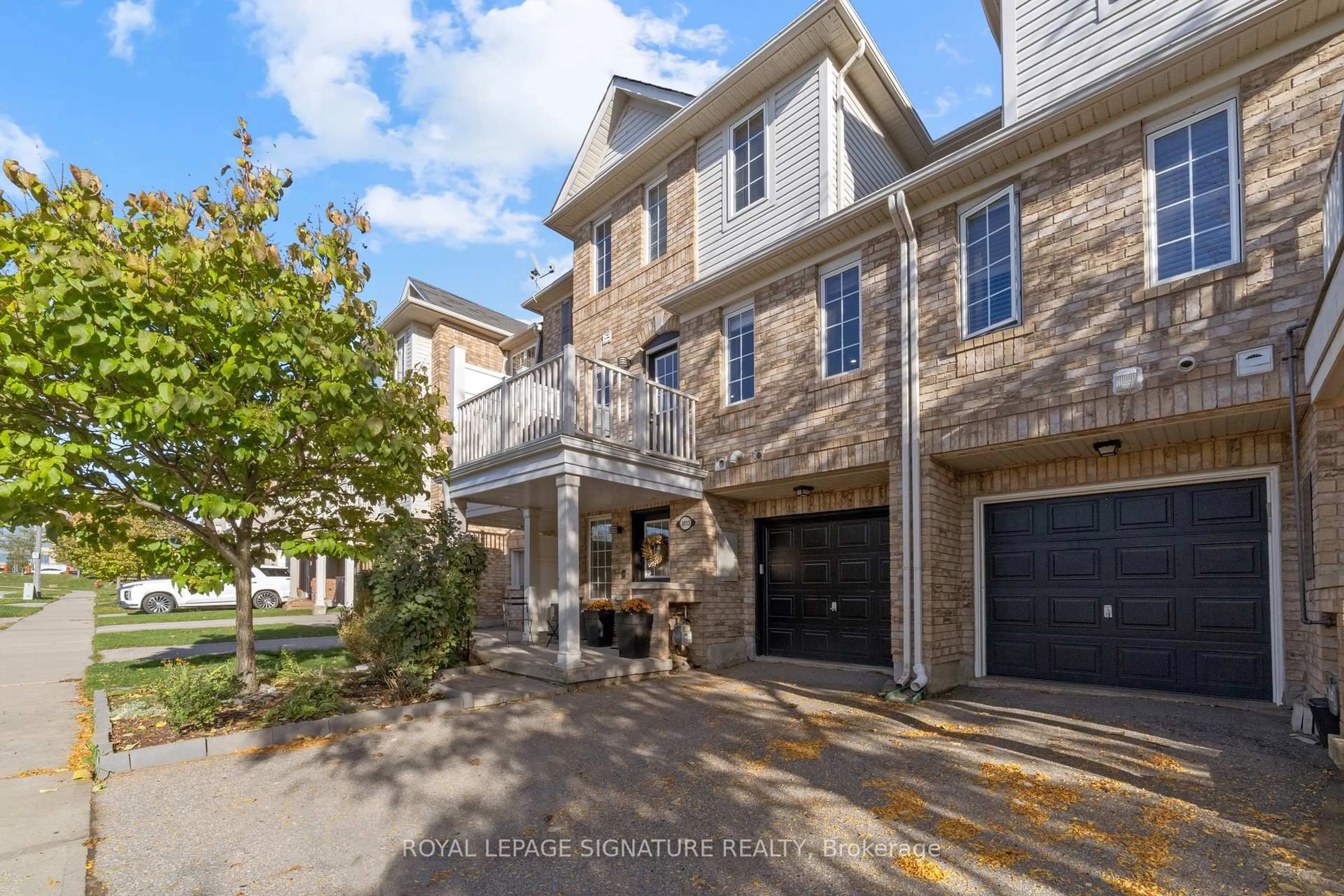 A pic from outside/outdoor area/front of a property/back of a property/a pic from drone, street for 3113 Stornoway Circ, Oakville Ontario L6M 5H9