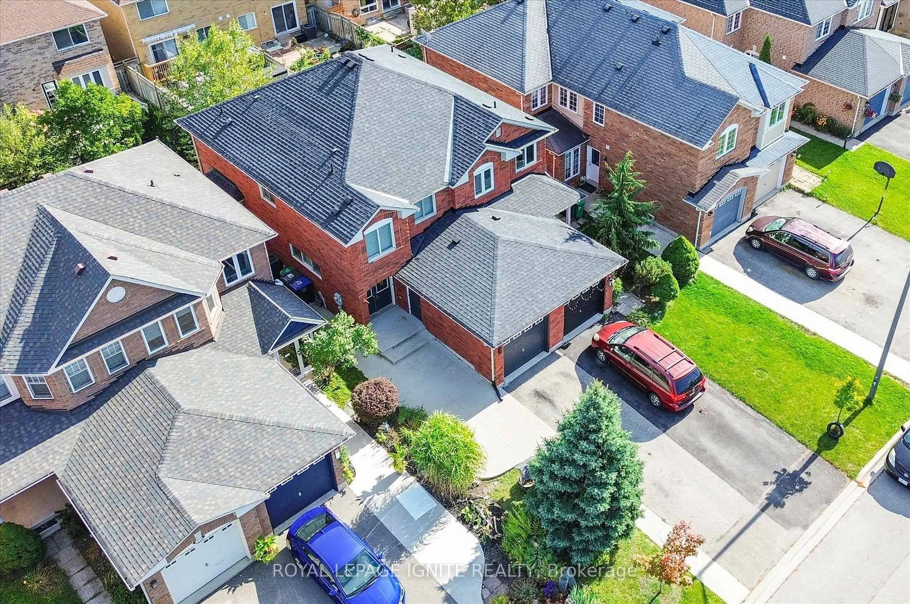 A pic from outside/outdoor area/front of a property/back of a property/a pic from drone, street for 3929 Milkwood Cres, Mississauga Ontario L5N 8H2