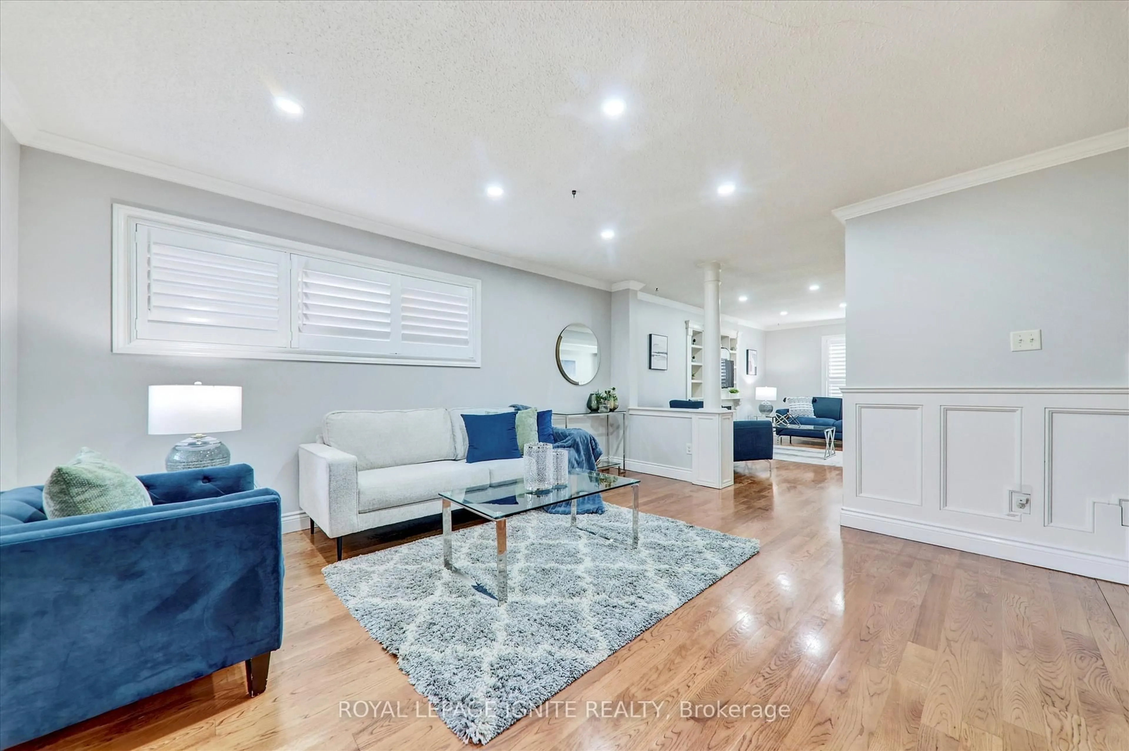 Living room with furniture, unknown for 3929 Milkwood Cres, Mississauga Ontario L5N 8H2
