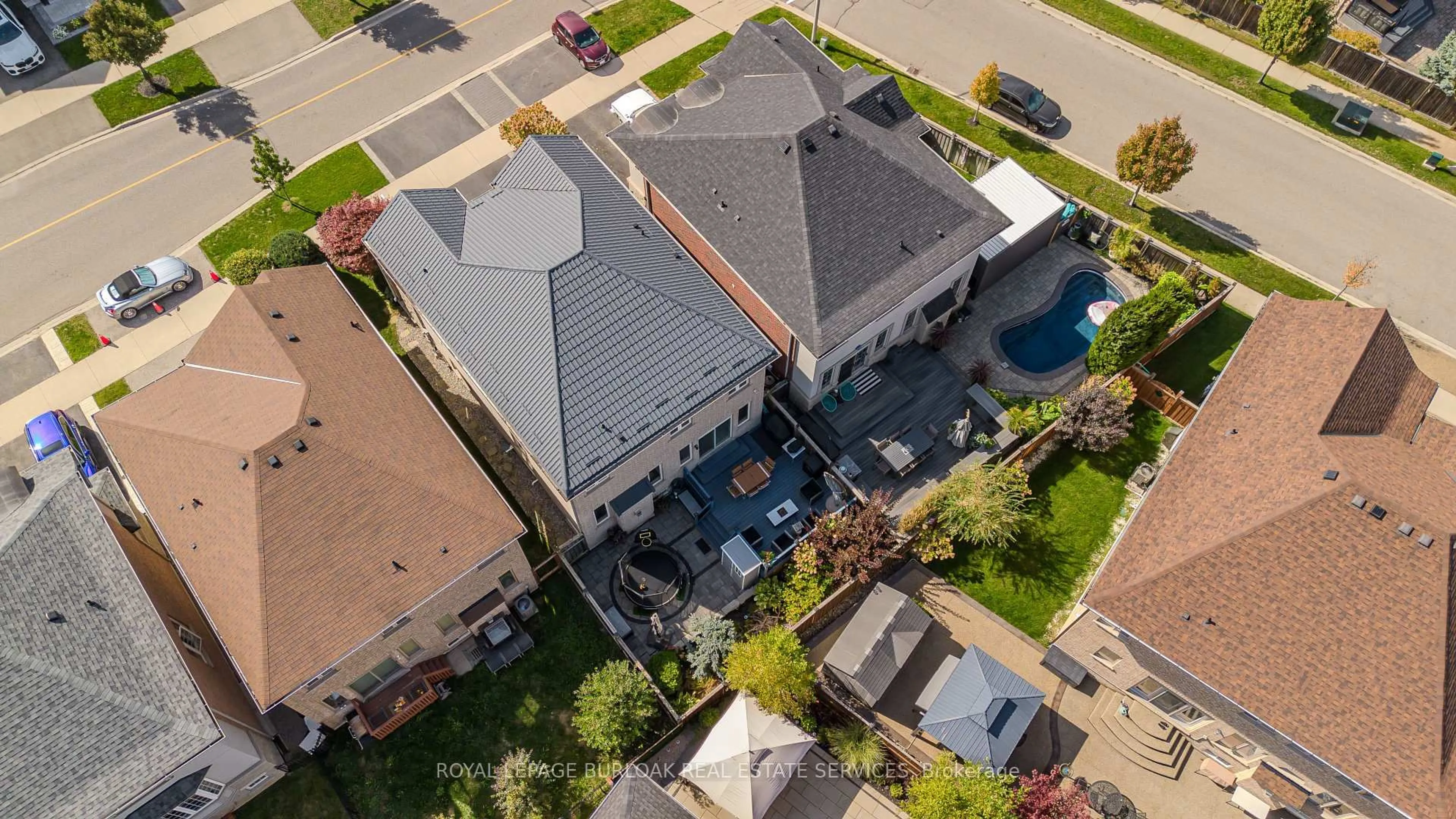 A pic from outside/outdoor area/front of a property/back of a property/a pic from drone, unknown for 3295 Hopkins Dr, Burlington Ontario L7M 0M8