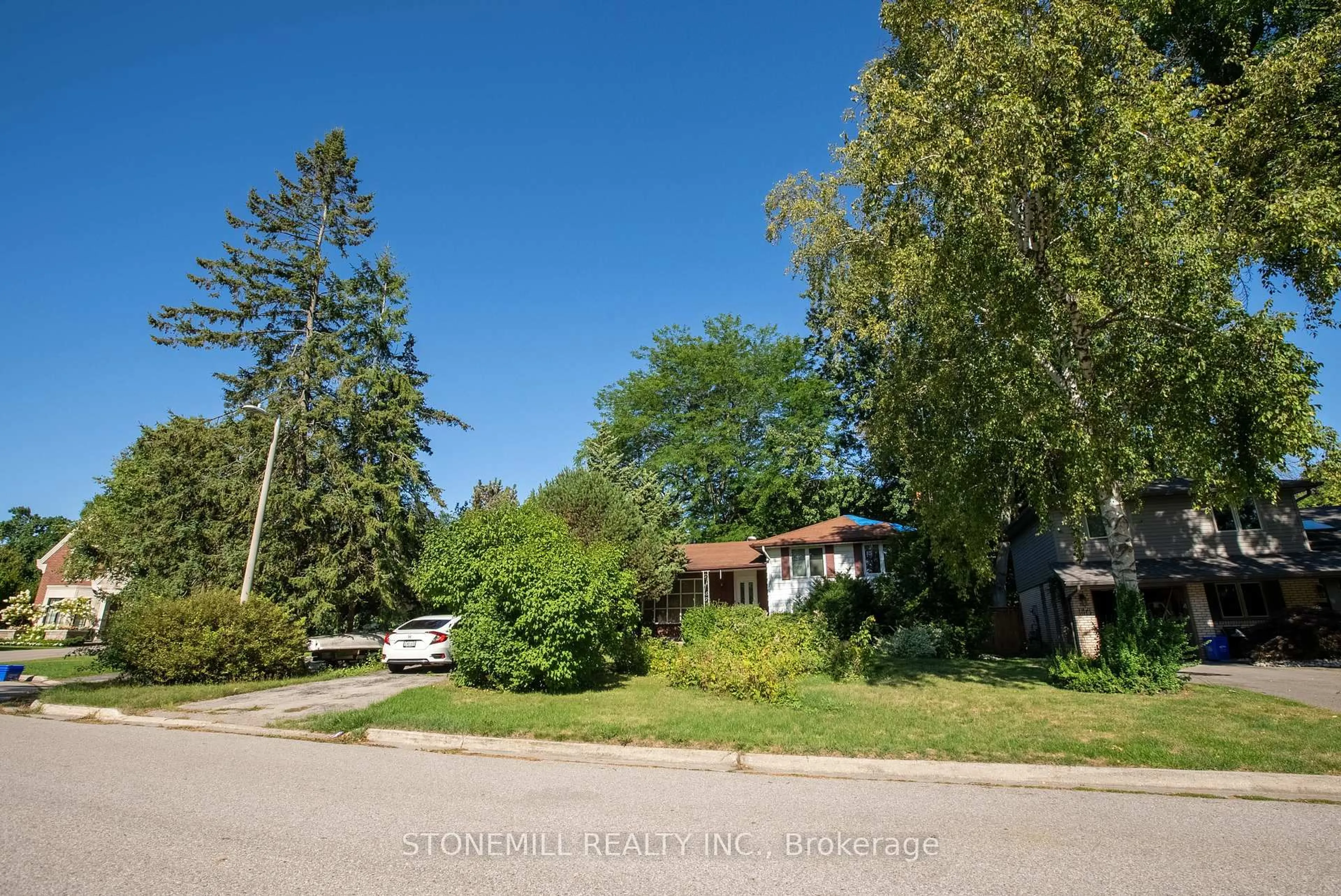 A pic from outside/outdoor area/front of a property/back of a property/a pic from drone, street for 144 Ulster Dr, Oakville Ontario L6L 3P2
