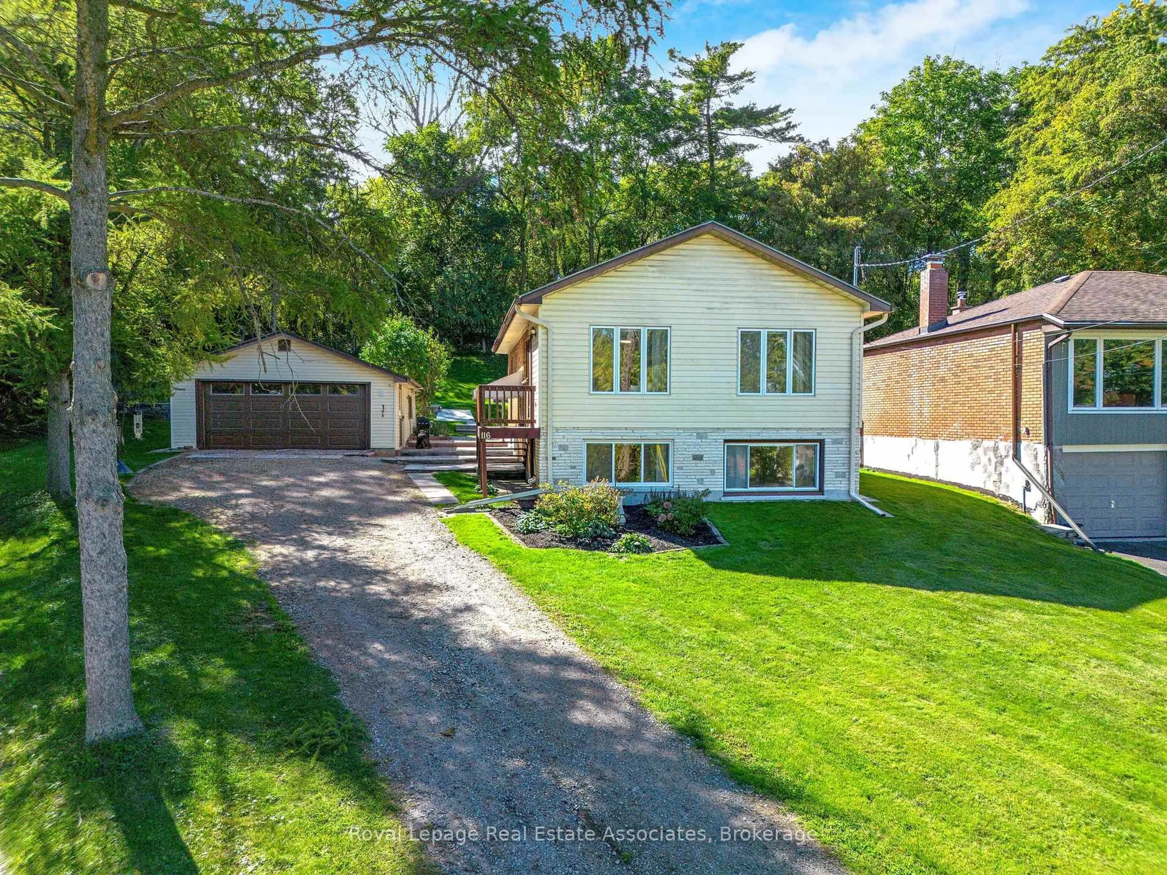 A pic from outside/outdoor area/front of a property/back of a property/a pic from drone, street for 116 Park St, Halton Hills Ontario L7G 2V4