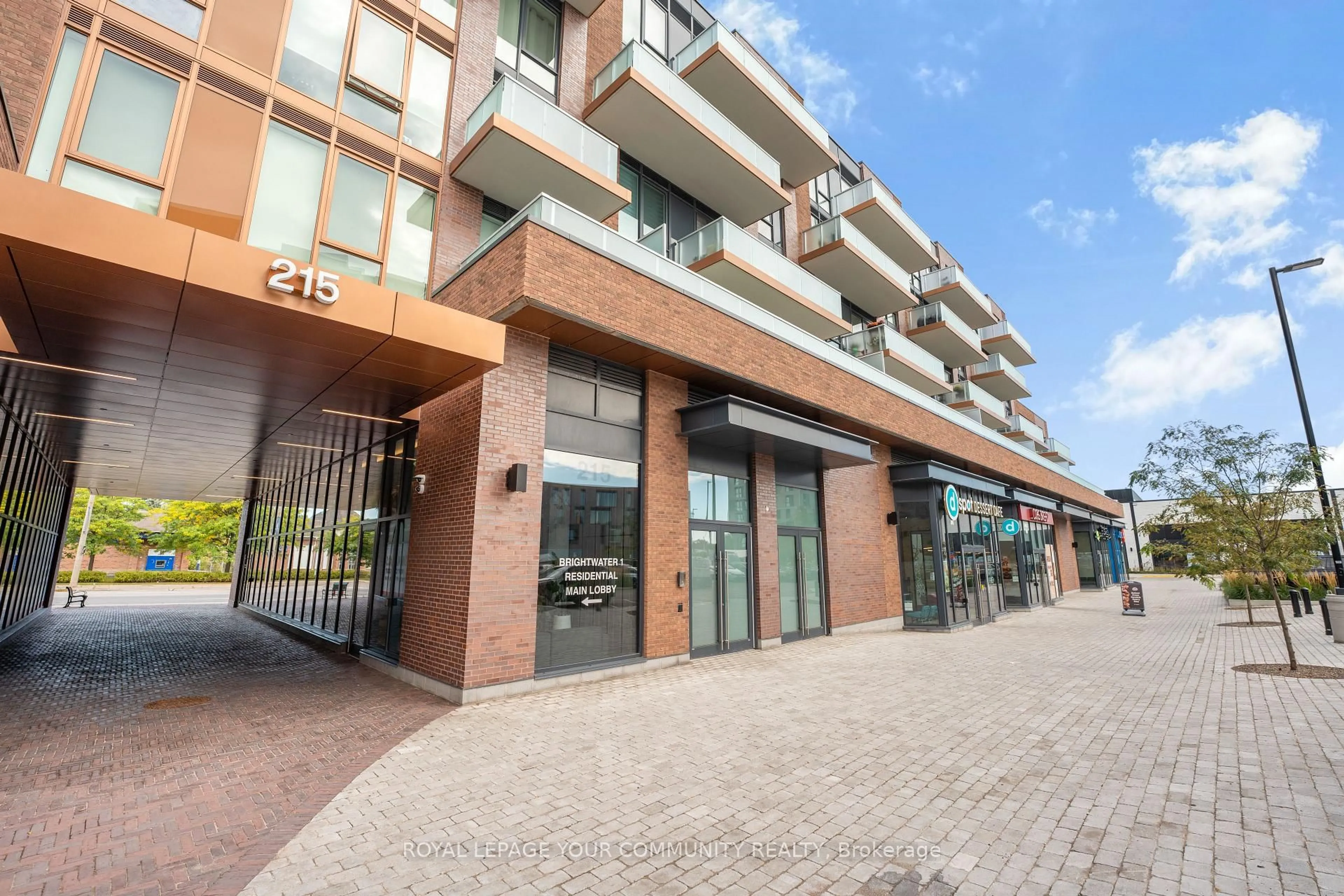 Patio, street for 215 Lakeshore Rd, Mississauga Ontario L5H 0A7