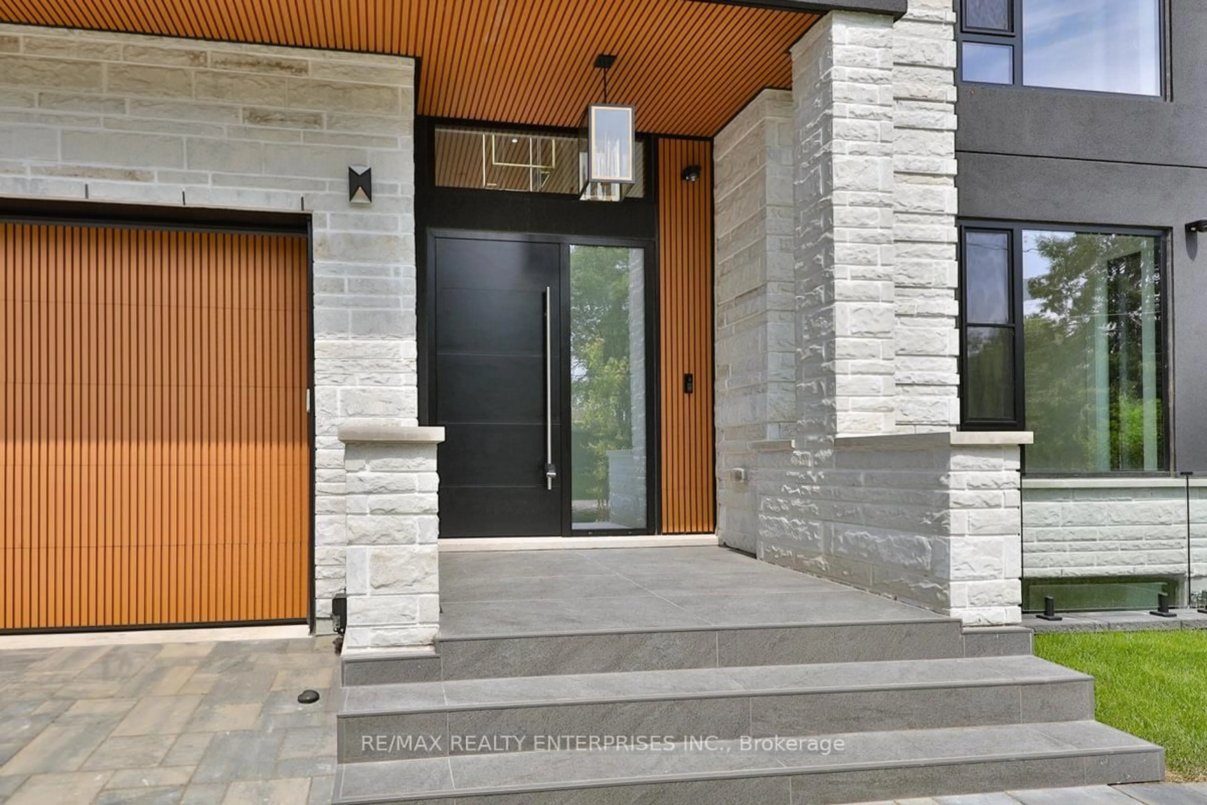 Indoor entryway for 1349 Melton Dr, Mississauga Ontario L4Y 1L6