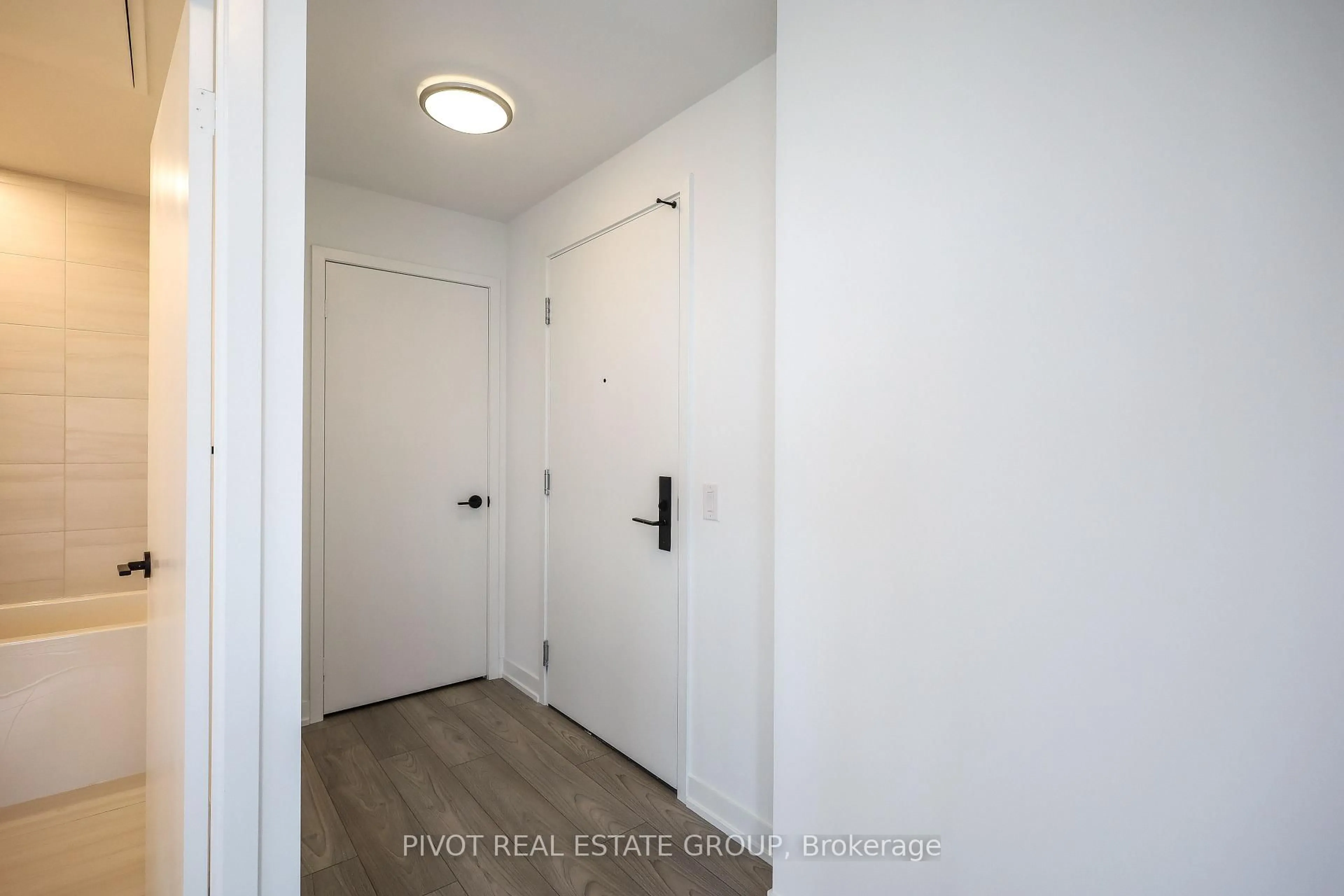 Indoor entryway for 285 Dufferin St #1508, Toronto Ontario M6K 0J2