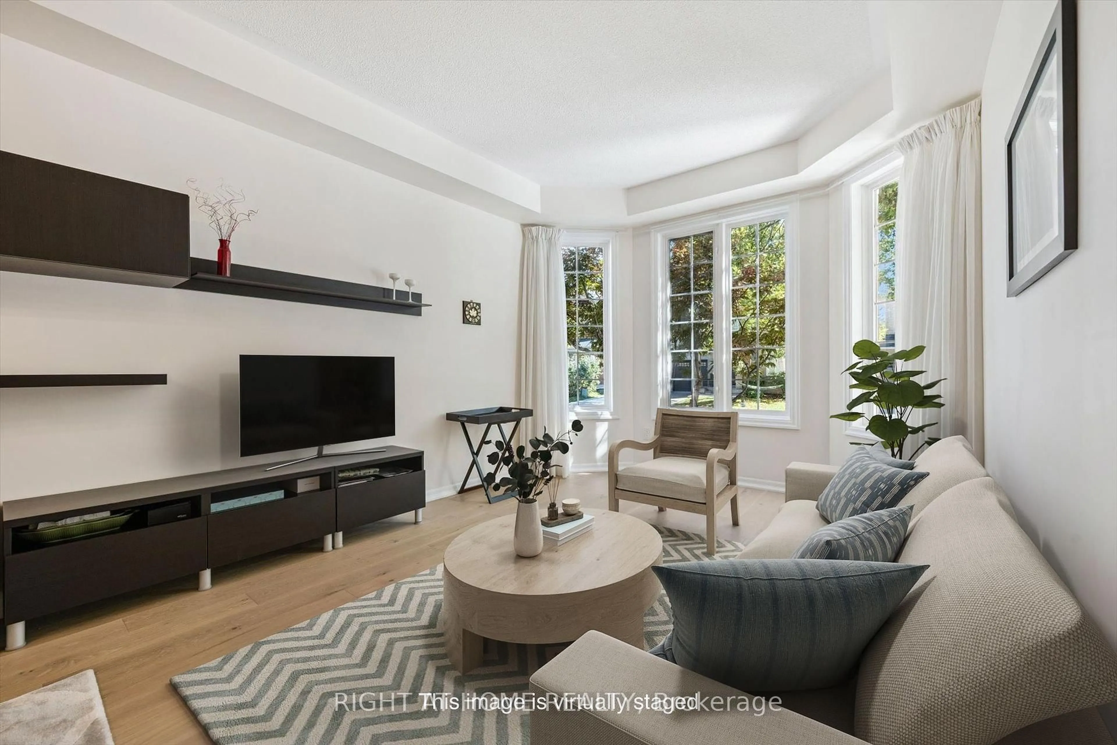Living room with furniture, unknown for 1413 Pinecliff Rd, Oakville Ontario L6M 3Z2