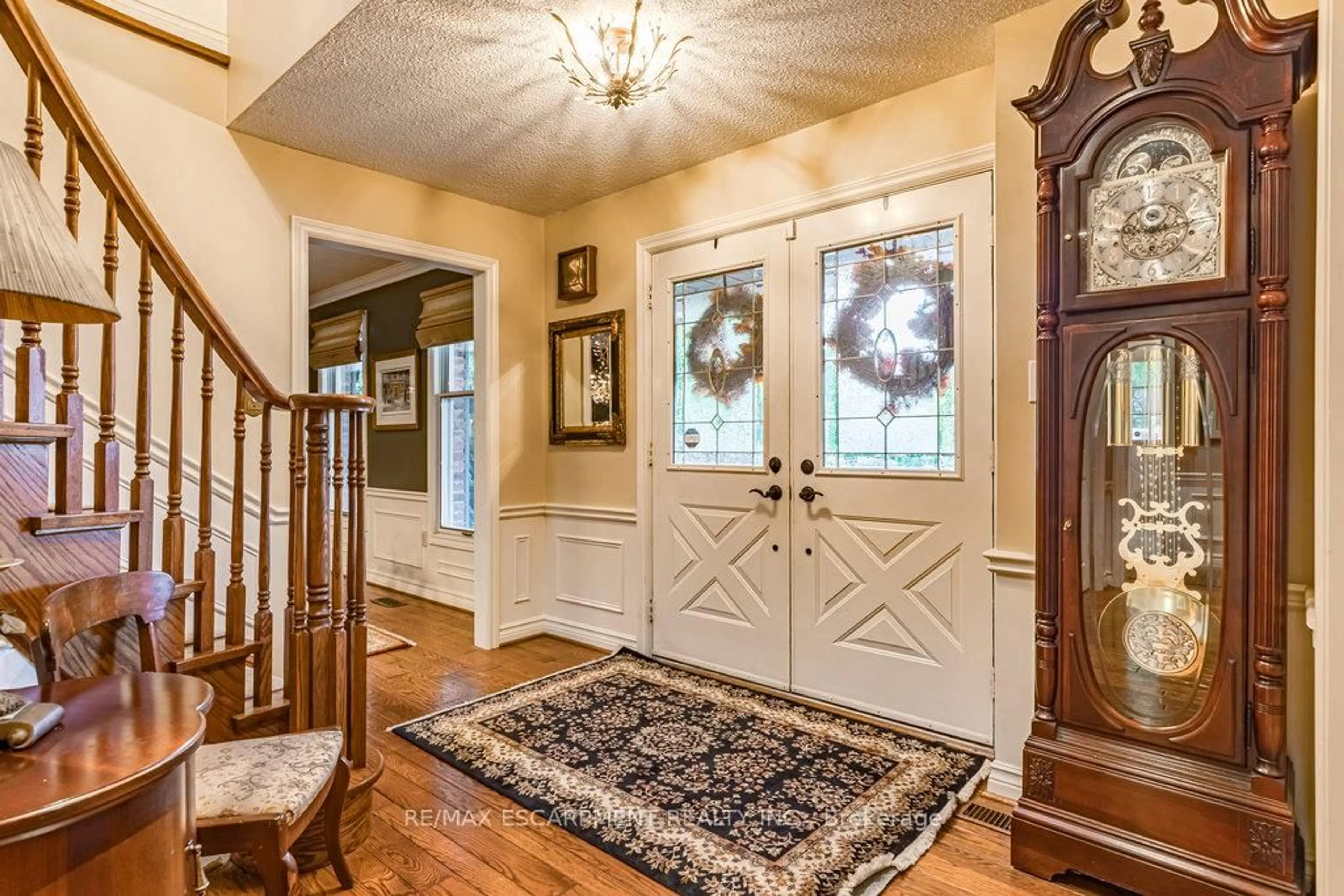 Indoor entryway for 225 Shoreacres Rd, Burlington Ontario L7L 2H3