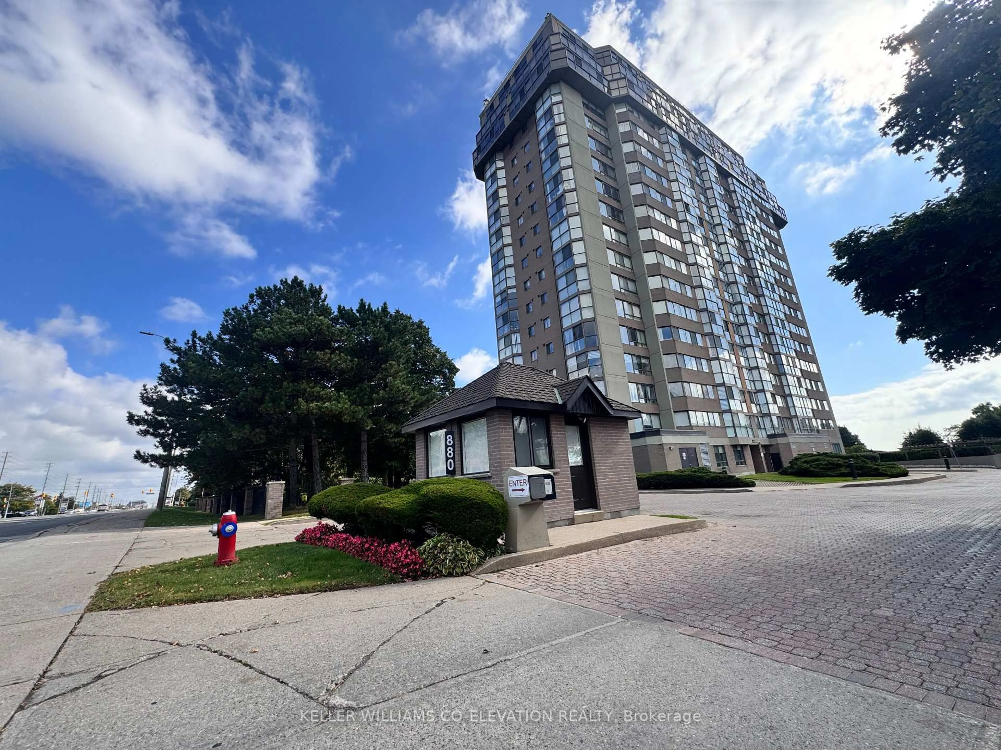 Indoor foyer for 880 Dundas St #1604, Mississauga Ontario L5C 4H3
