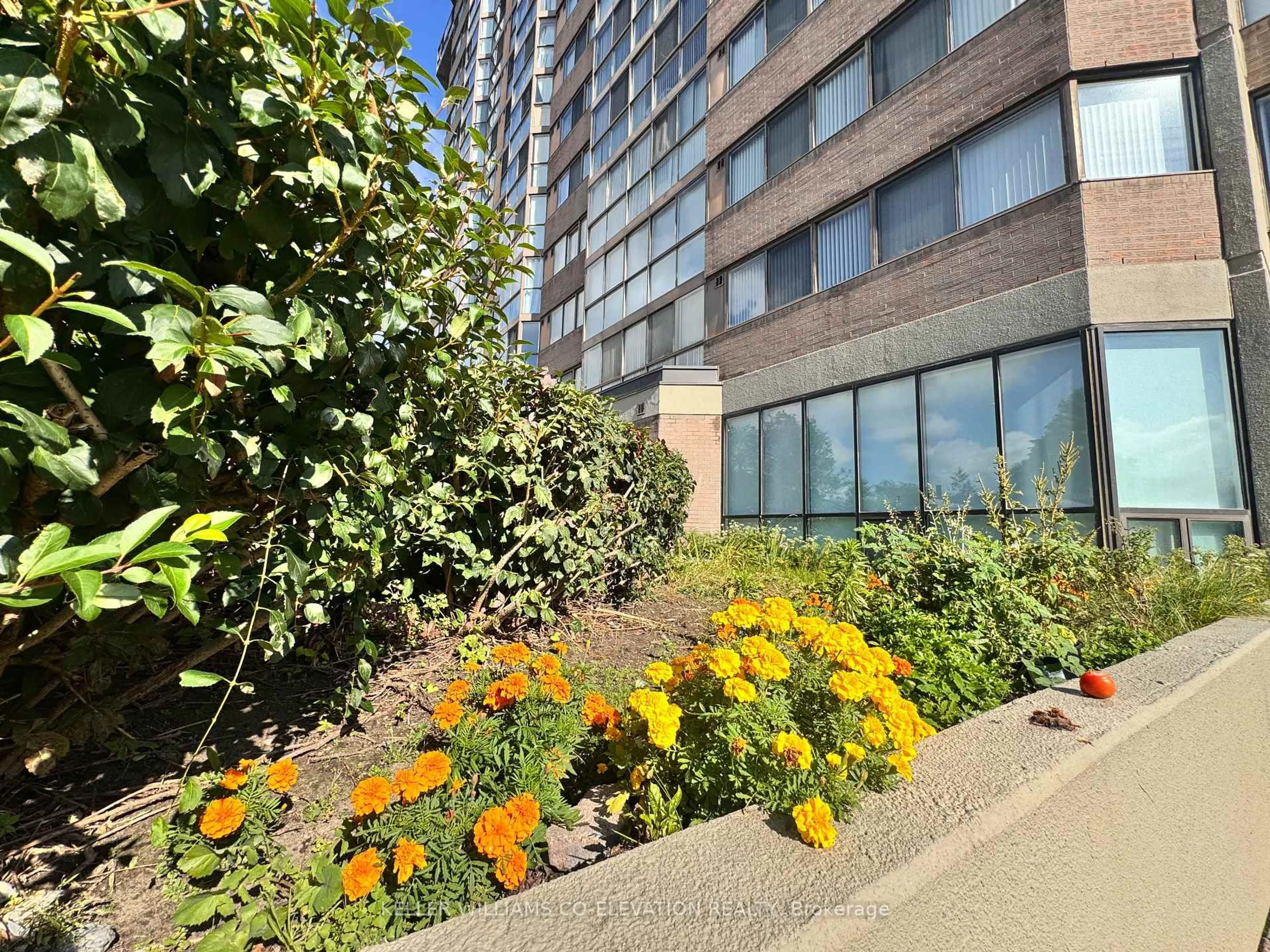 Unknown for 880 Dundas St #1604, Mississauga Ontario L5C 4H3