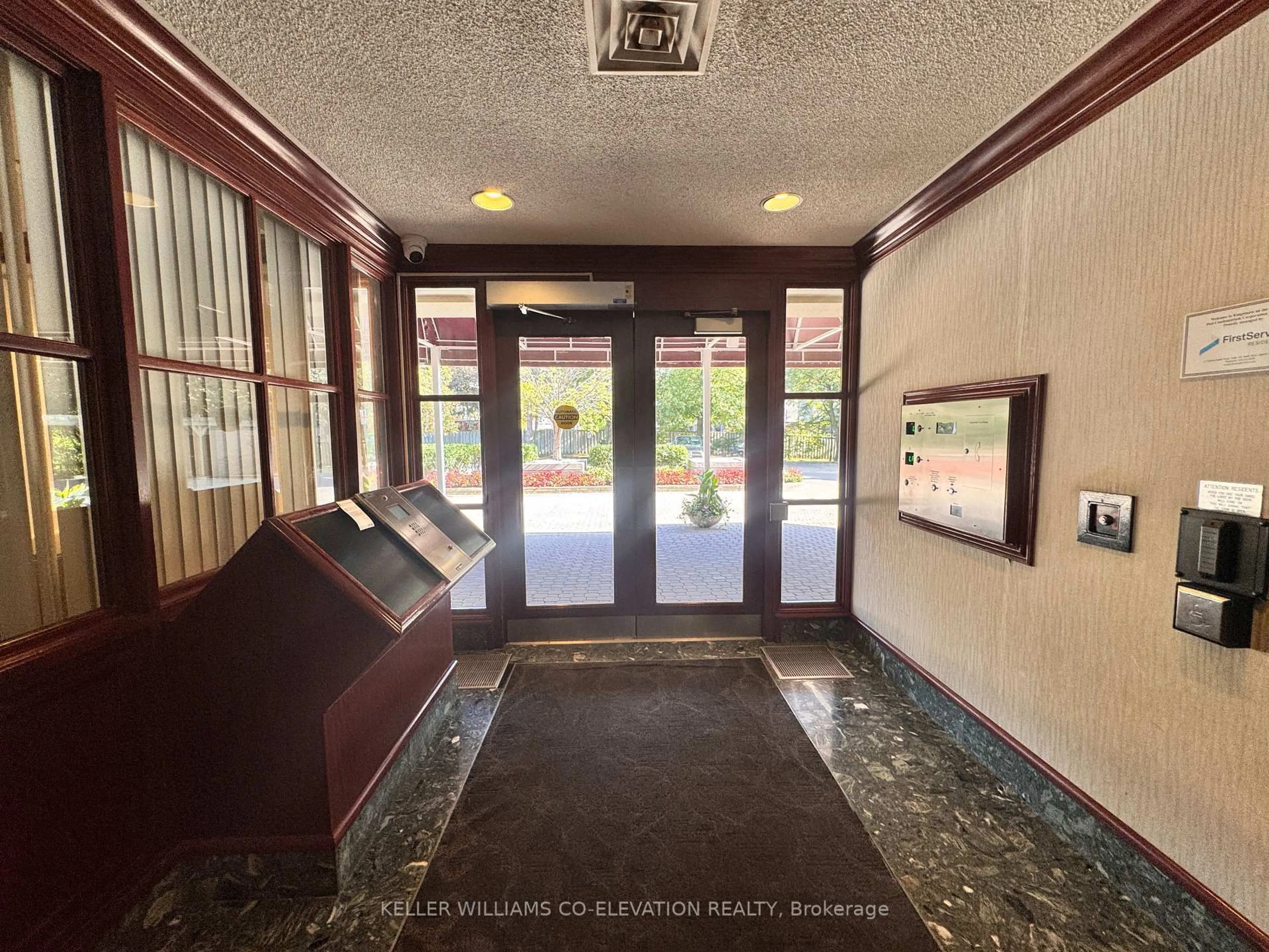 Indoor foyer for 880 Dundas St #1604, Mississauga Ontario L5C 4H3