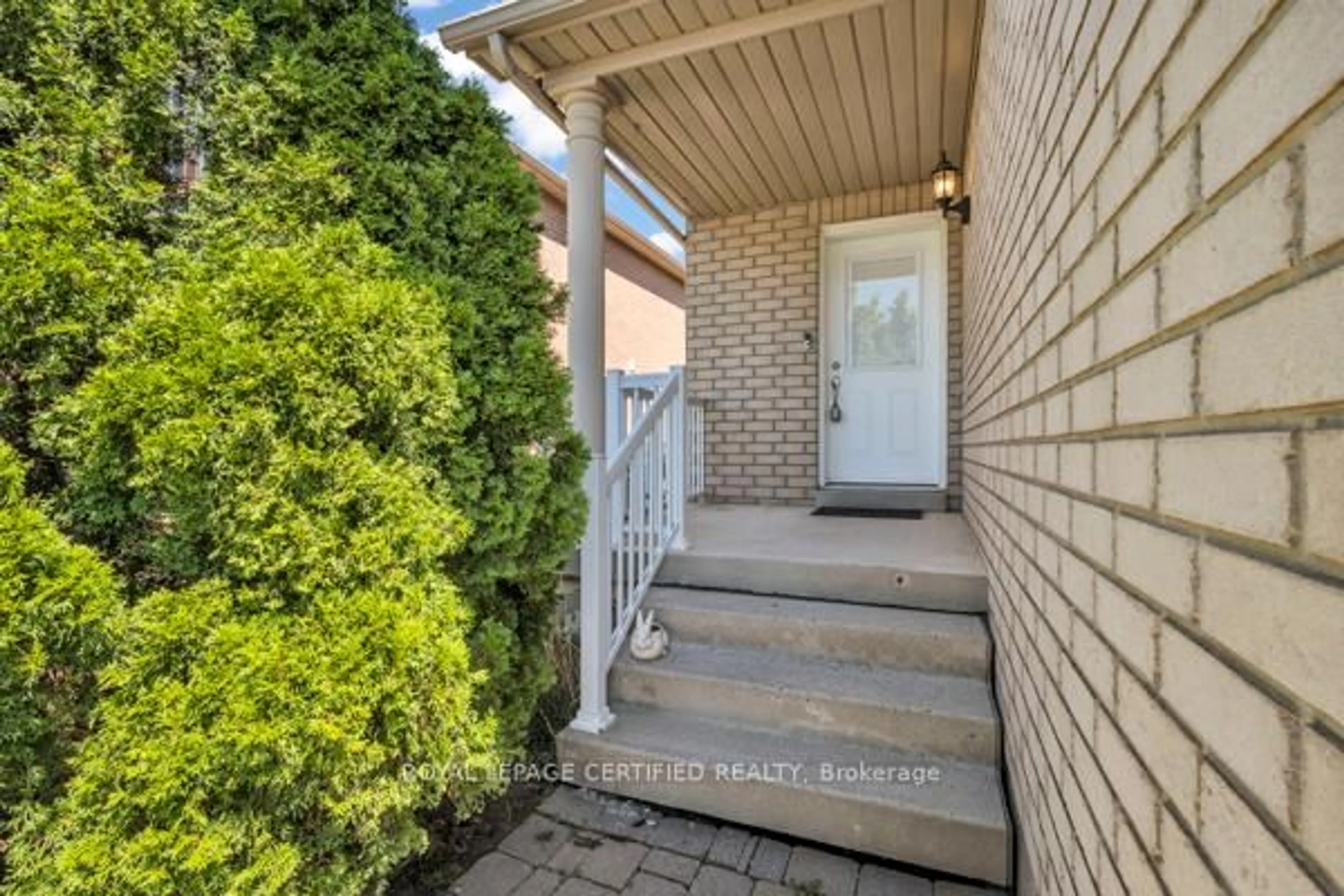 Indoor entryway for 81 Roadmaster Lane, Brampton Ontario L7A 3A8