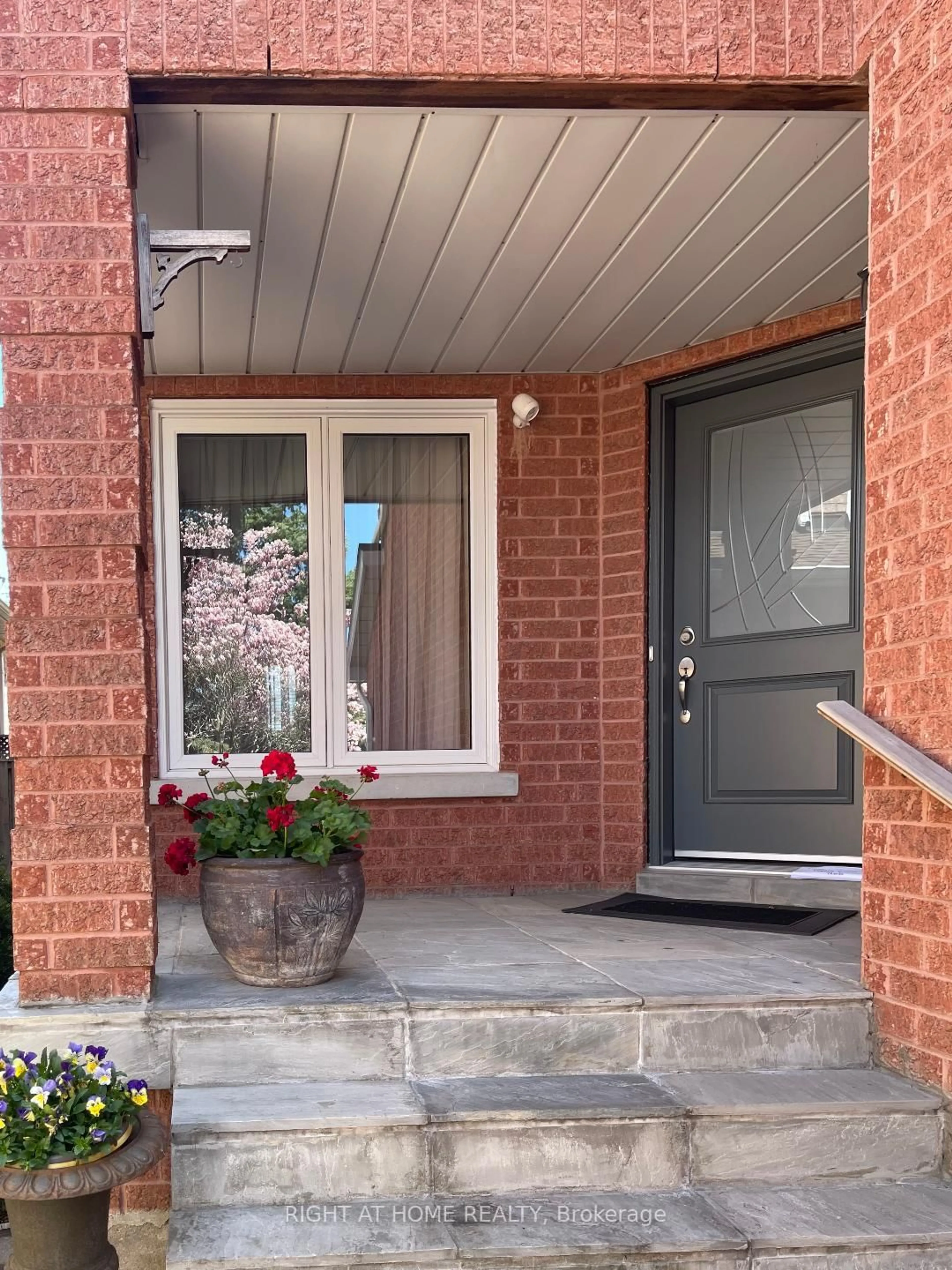 Indoor entryway for 845 Mays Cres, Mississauga Ontario L5V 2G6