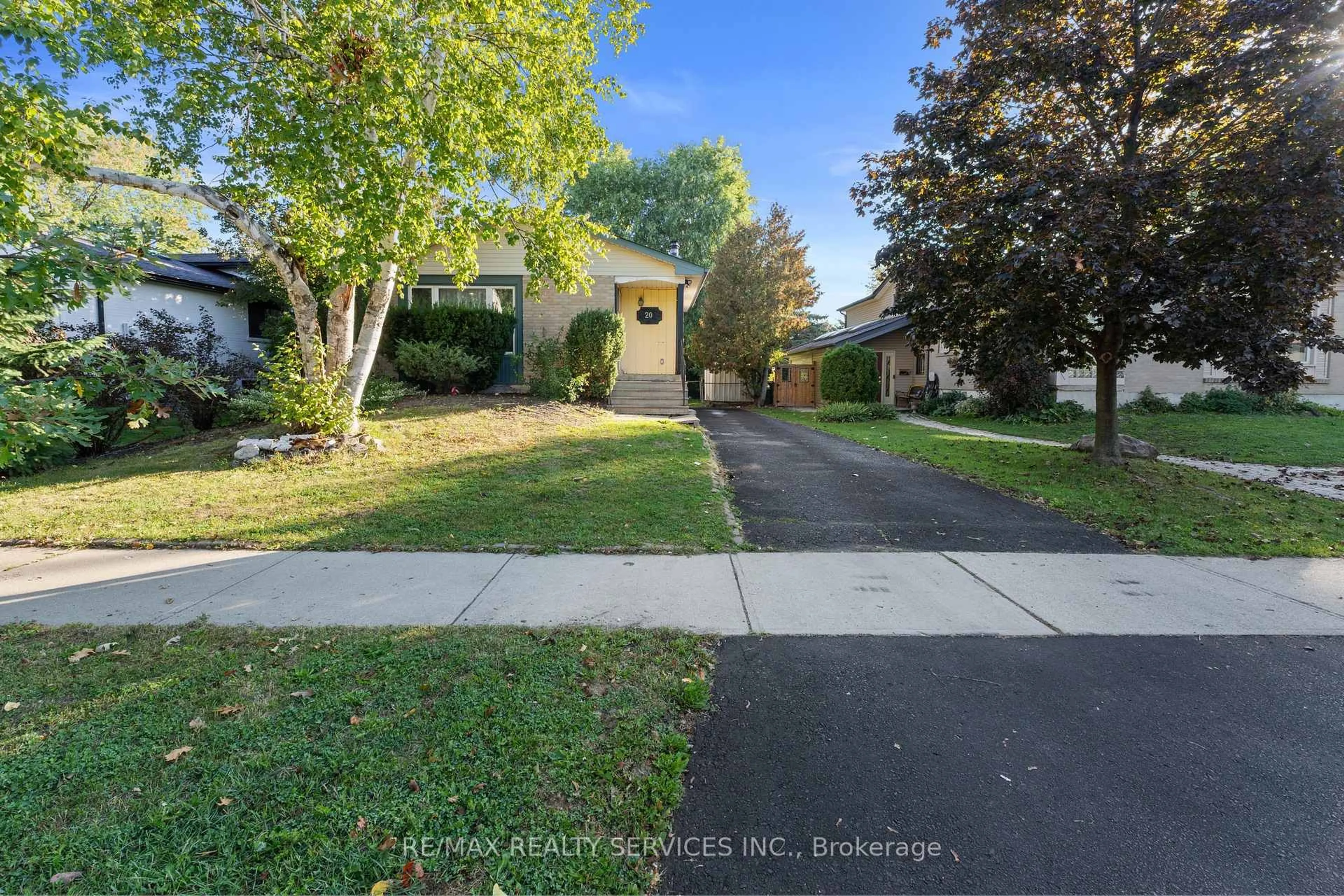 A pic from outside/outdoor area/front of a property/back of a property/a pic from drone, street for 20 Madoc Dr, Brampton Ontario L6V 1Z9