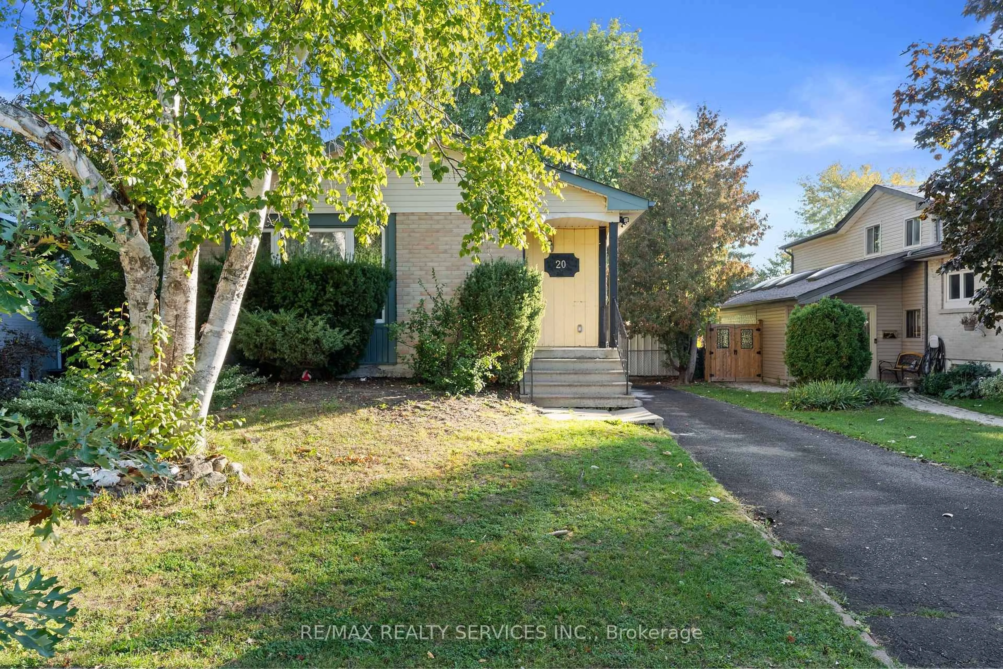 A pic from outside/outdoor area/front of a property/back of a property/a pic from drone, street for 20 Madoc Dr, Brampton Ontario L6V 1Z9