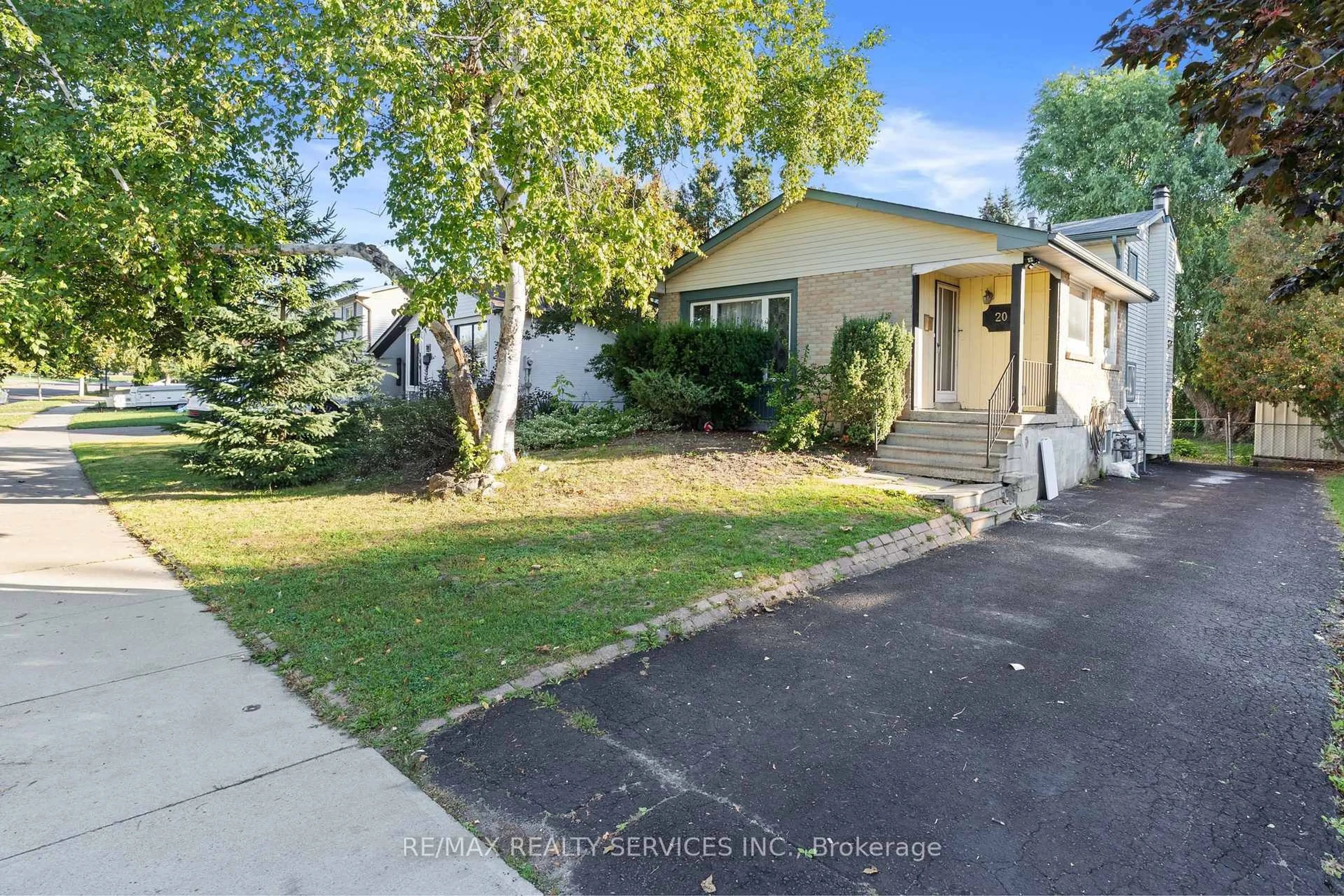 A pic from outside/outdoor area/front of a property/back of a property/a pic from drone, street for 20 Madoc Dr, Brampton Ontario L6V 1Z9