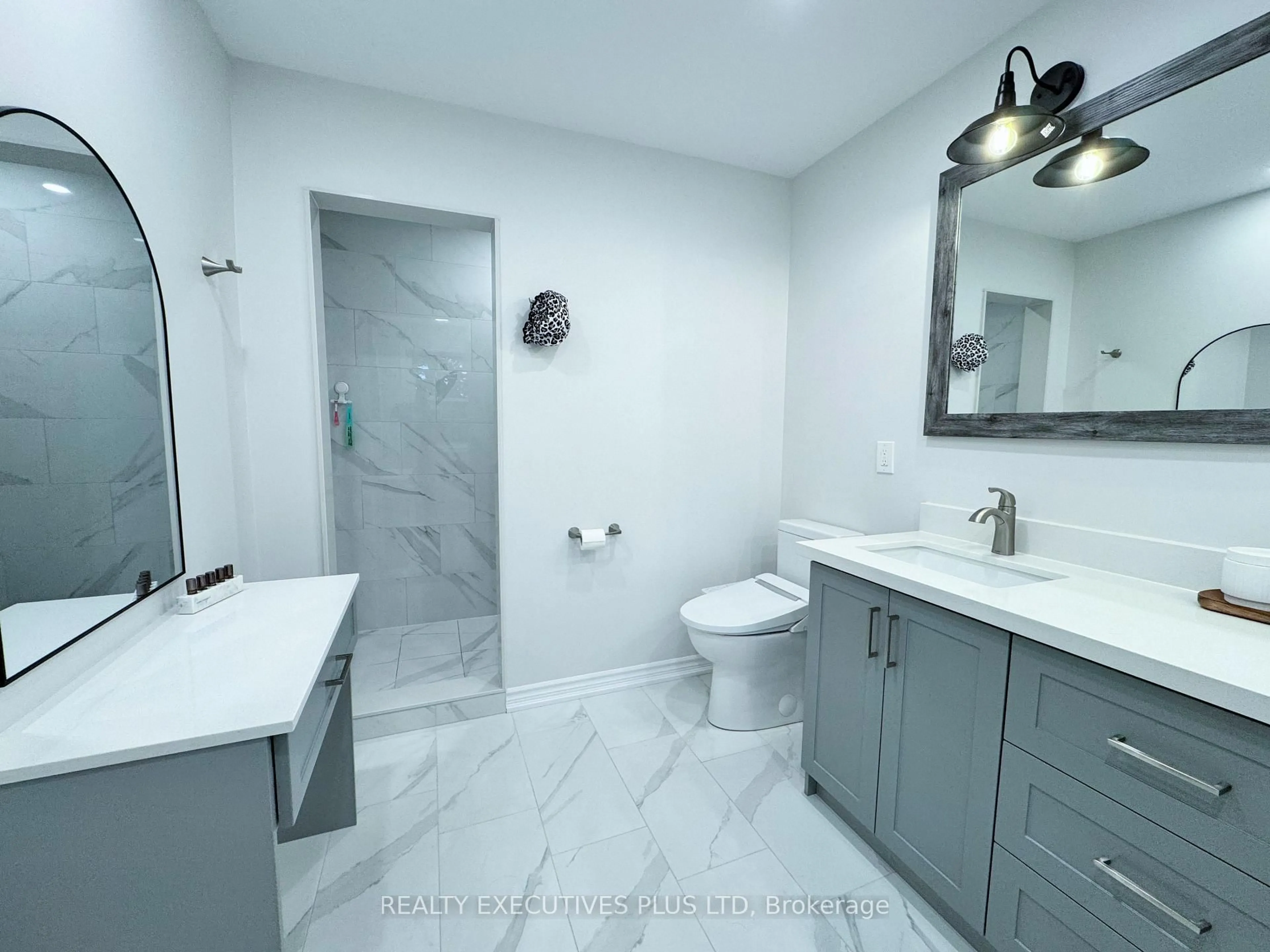 Contemporary bathroom, ceramic/tile floor for 33 Gibson Lake Dr, Caledon Ontario L7E 4B3