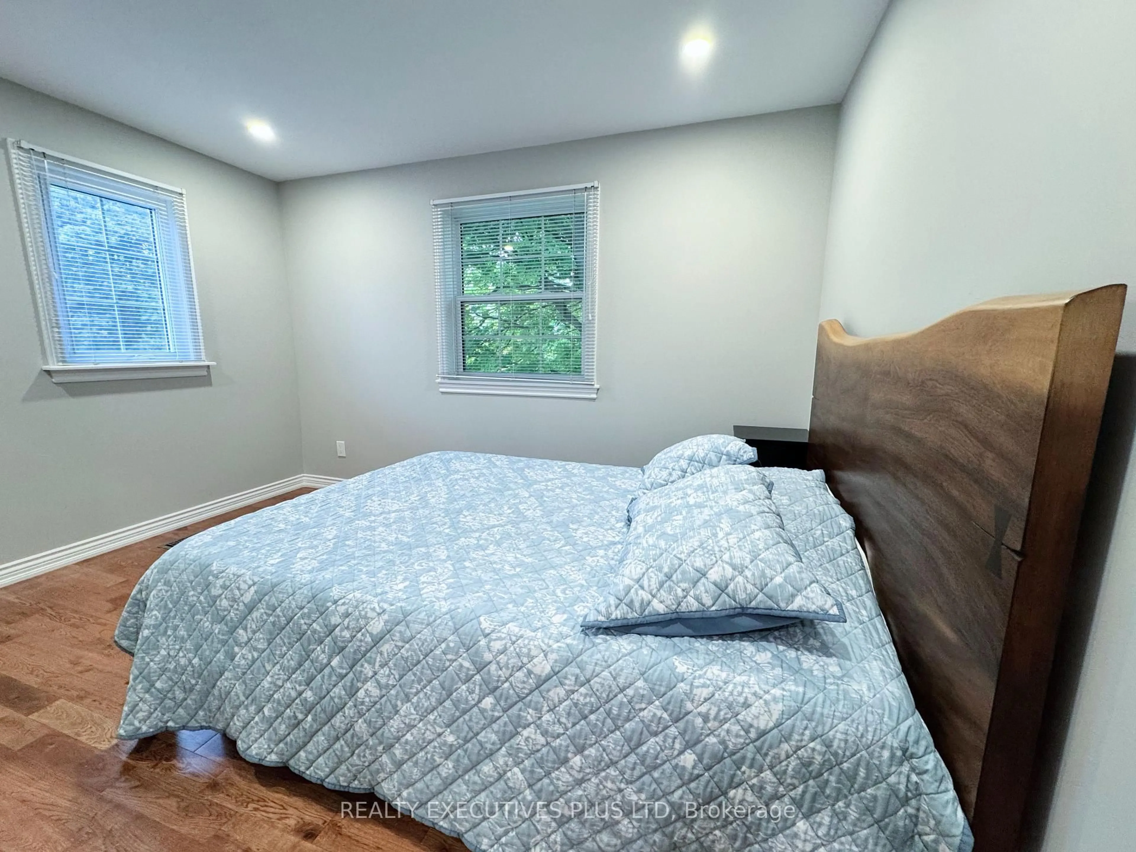 Bedroom with bed, unknown for 33 Gibson Lake Dr, Caledon Ontario L7E 4B3