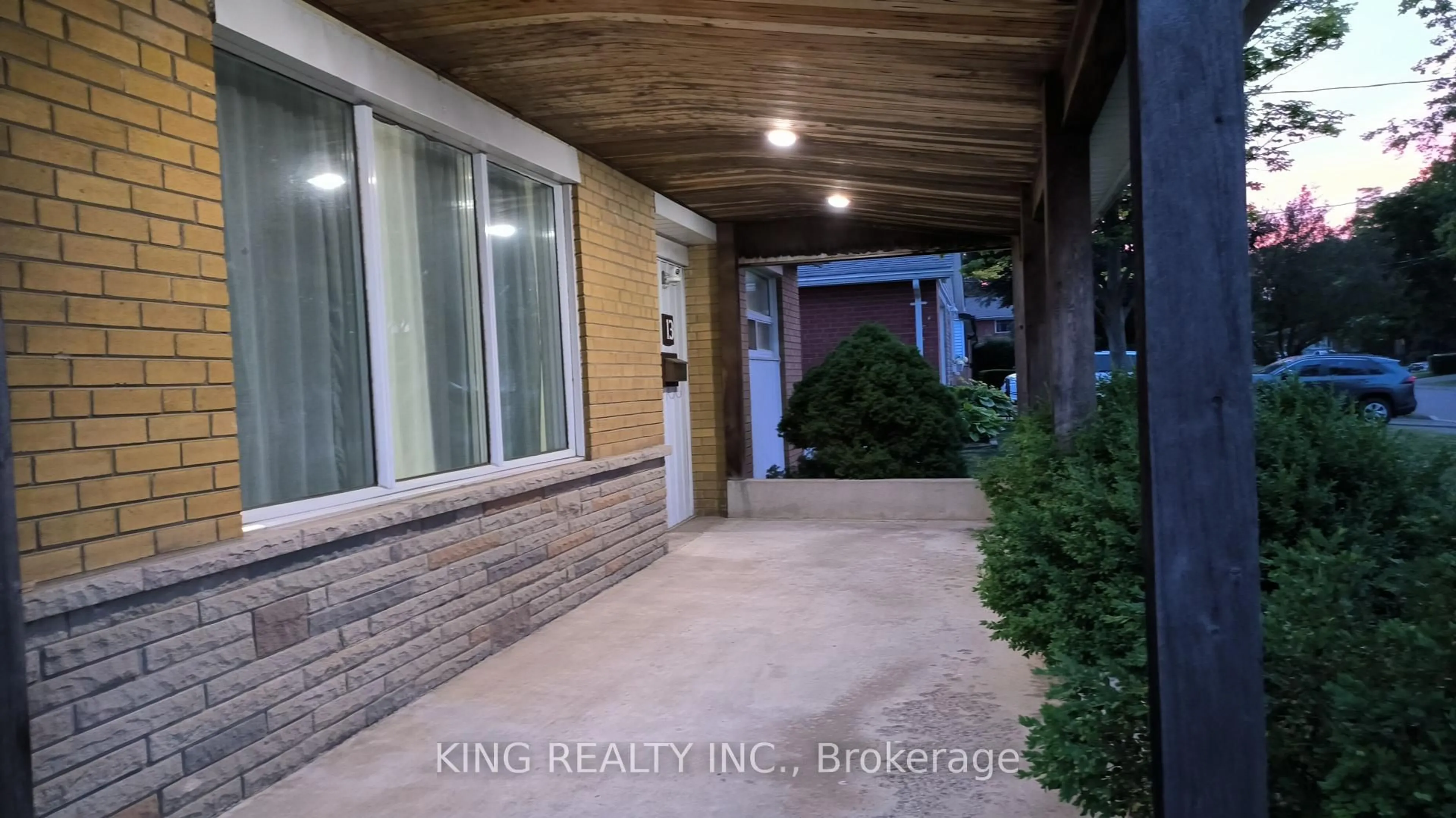 Indoor entryway for 13 Fairfield Ave, Brampton Ontario L6X 2H9