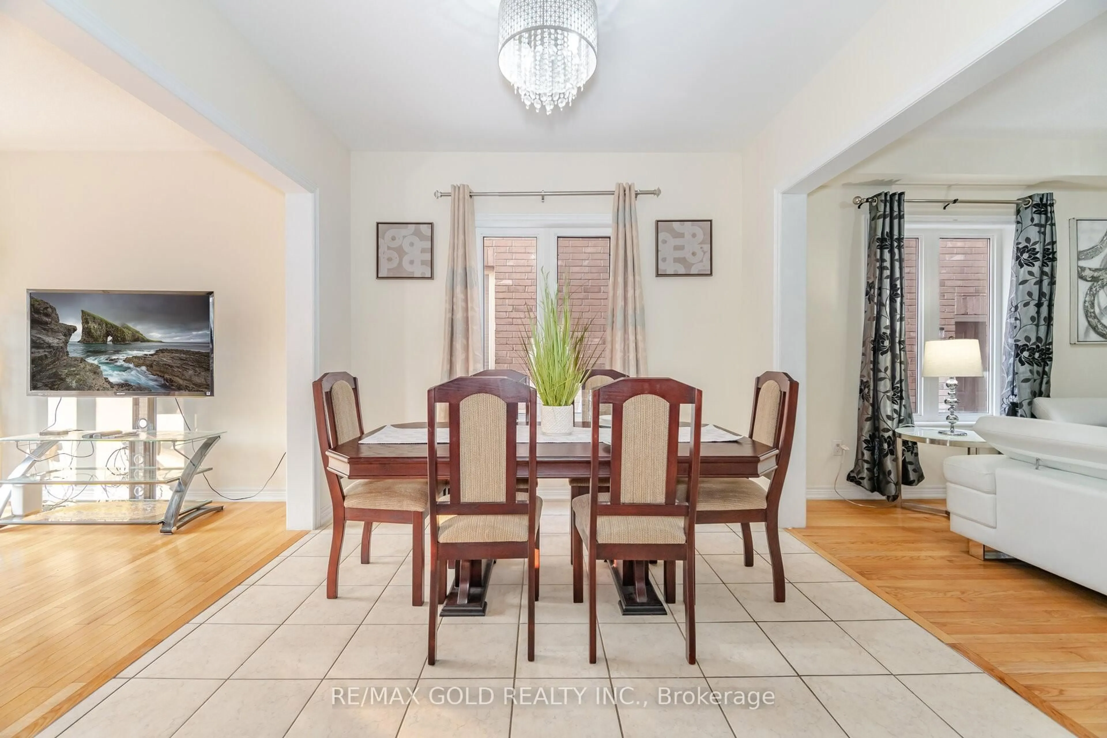 Dining room, unknown for 8 Washburn Rd, Brampton Ontario L6P 3V7