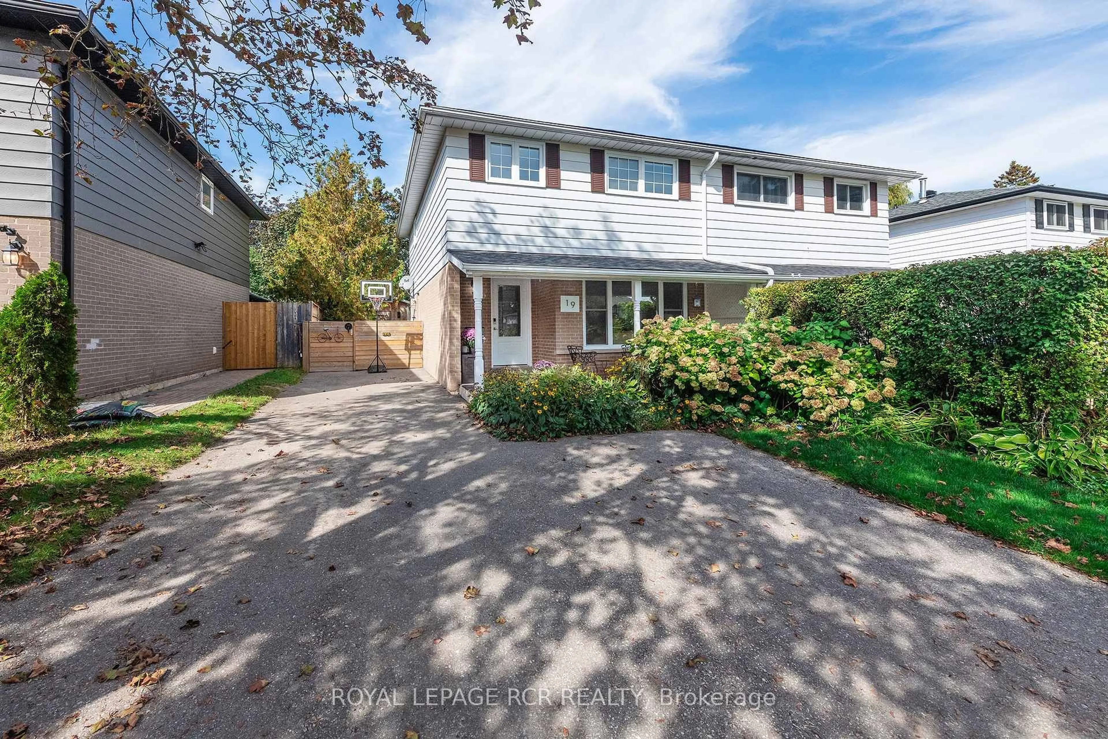 Home with vinyl exterior material, street for 19 Carlton Dr, Orangeville Ontario L9W 2X8