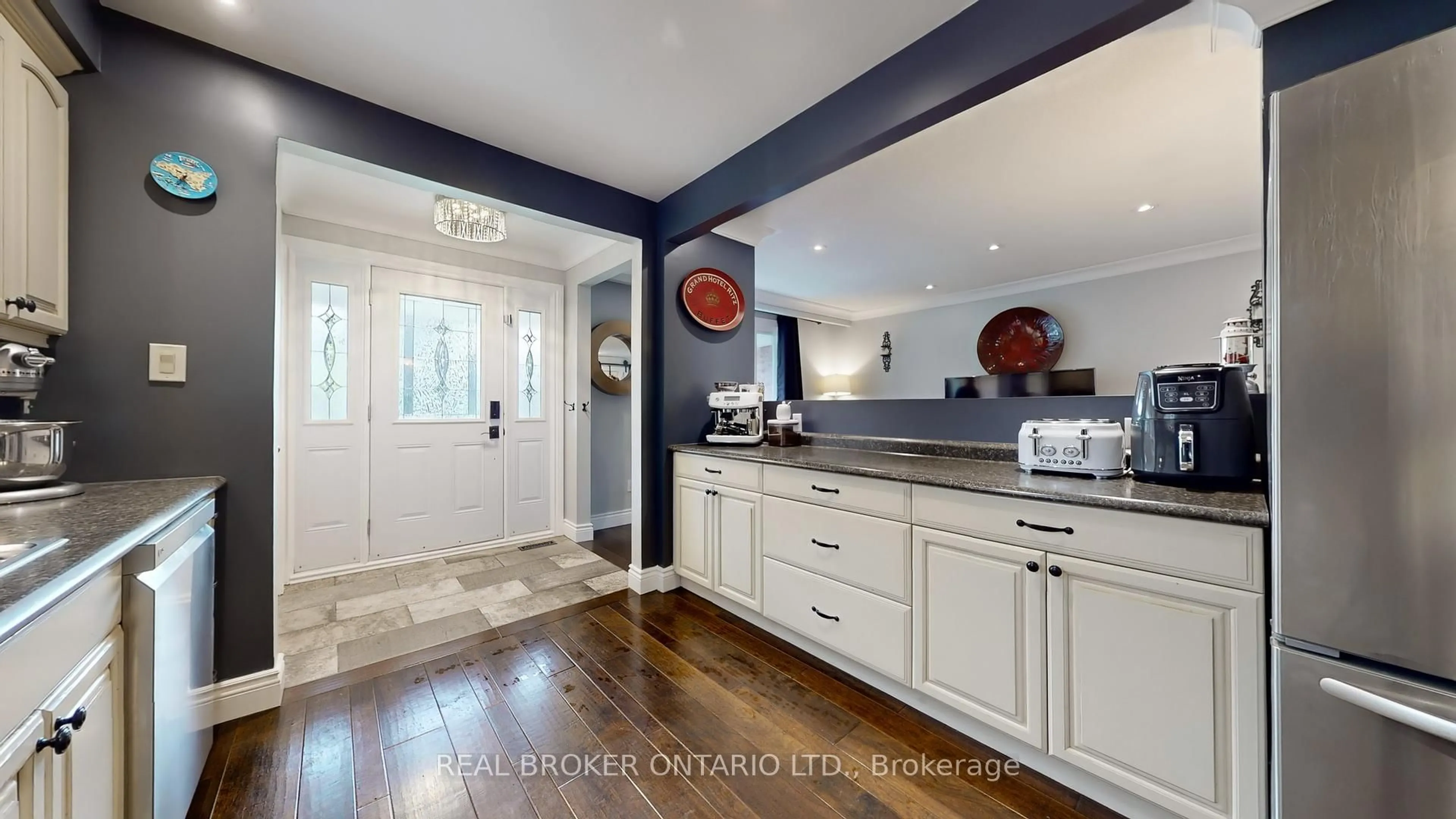 Open concept kitchen, ceramic/tile floor for 729 Willow Ave, Milton Ontario L9T 3E5