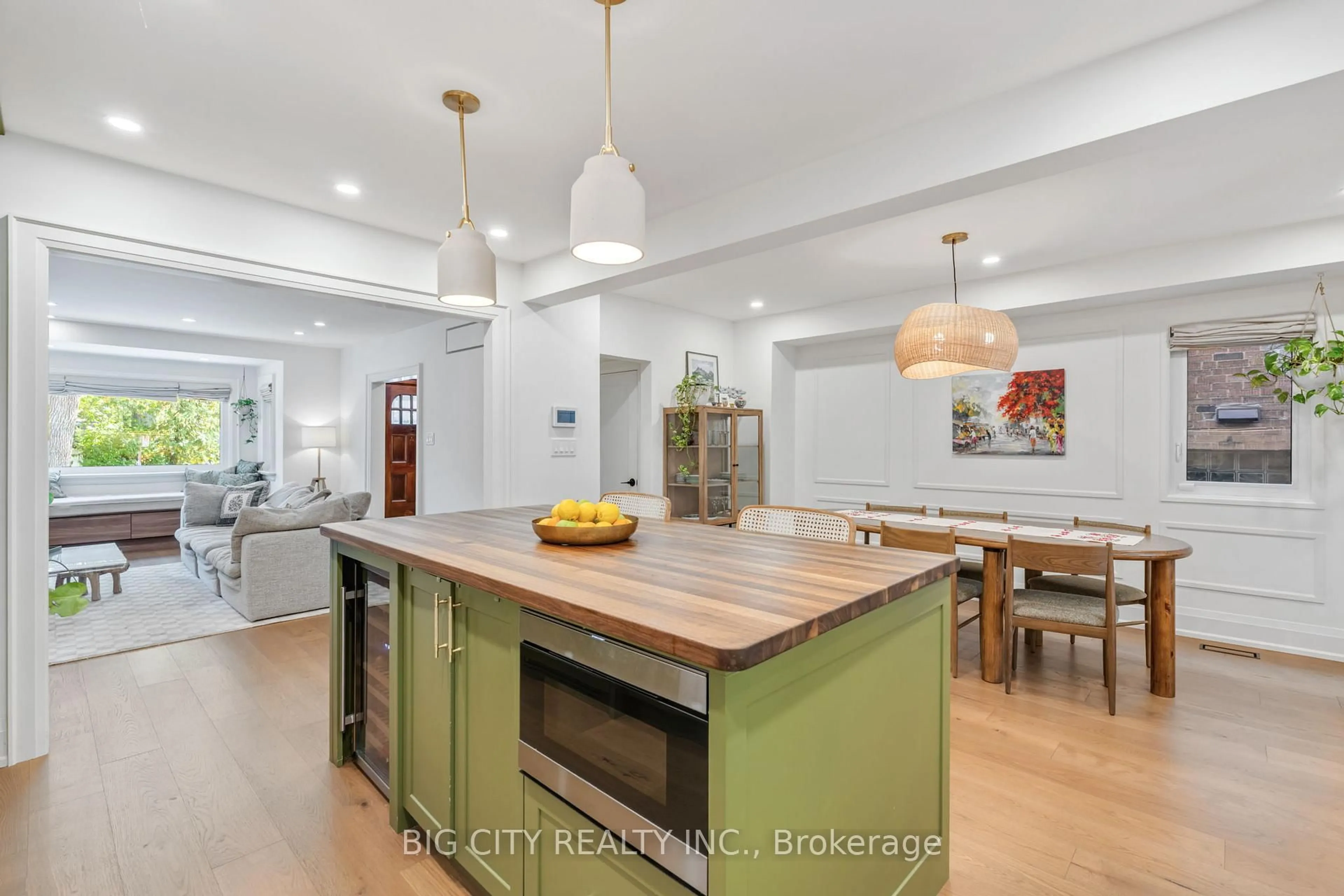 Open concept kitchen, unknown for 28 Humberview Rd, Toronto Ontario M6S 1W6