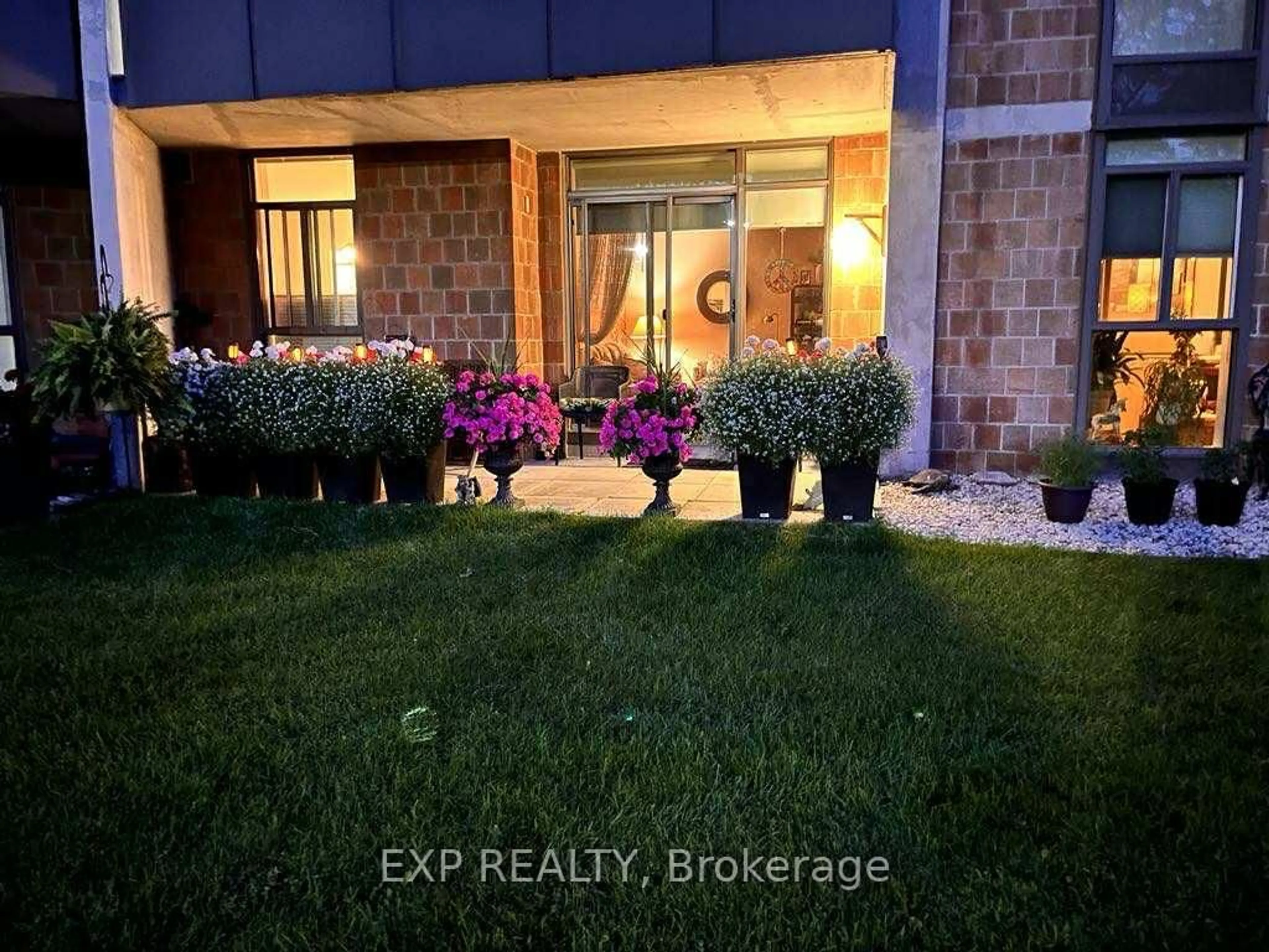 Indoor entryway for 5250 Lakeshore Rd #104, Burlington Ontario L7L 5L2