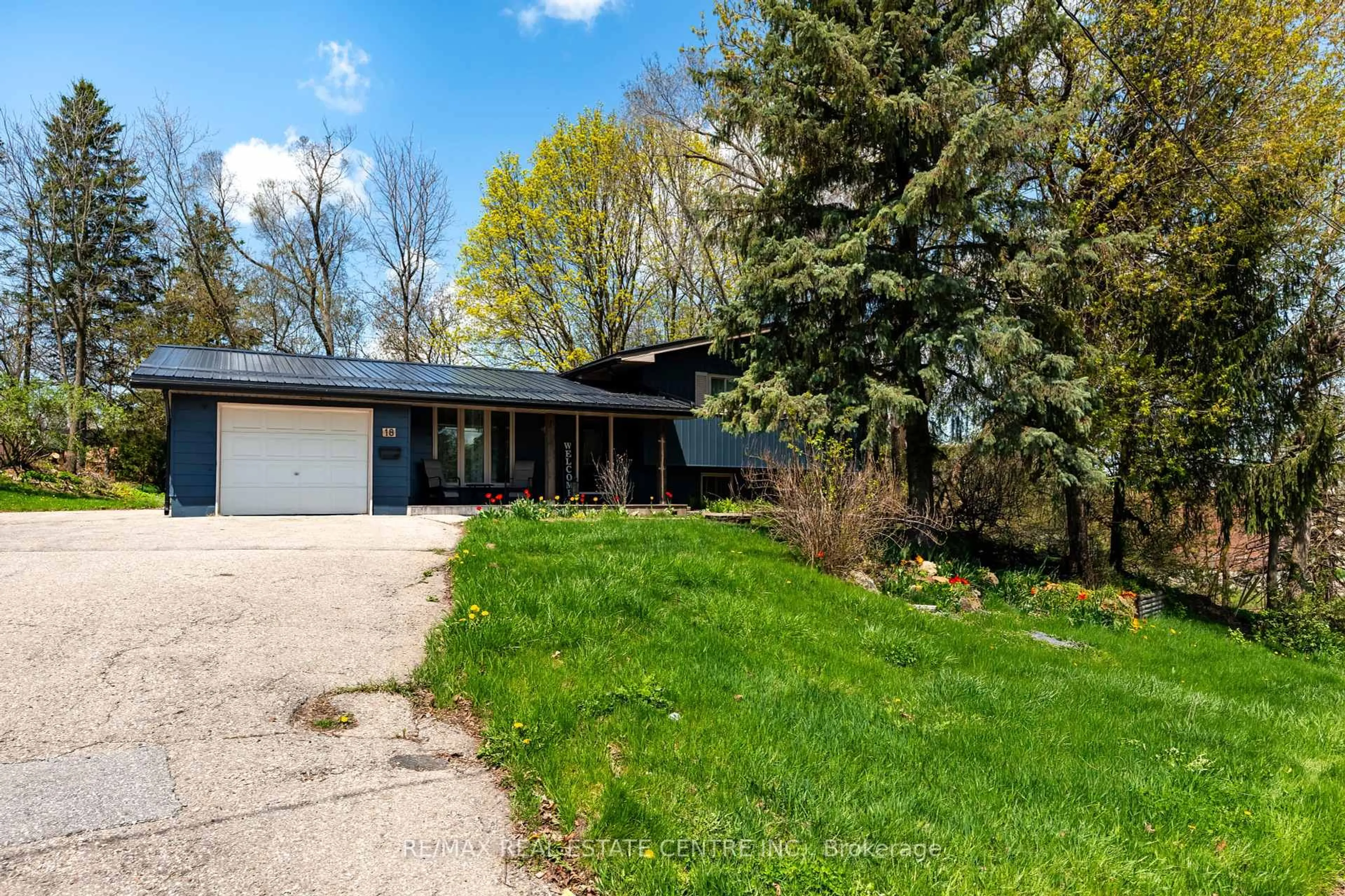 Home with vinyl exterior material, street for 18 Townline, Orangeville Ontario L9W 3H3