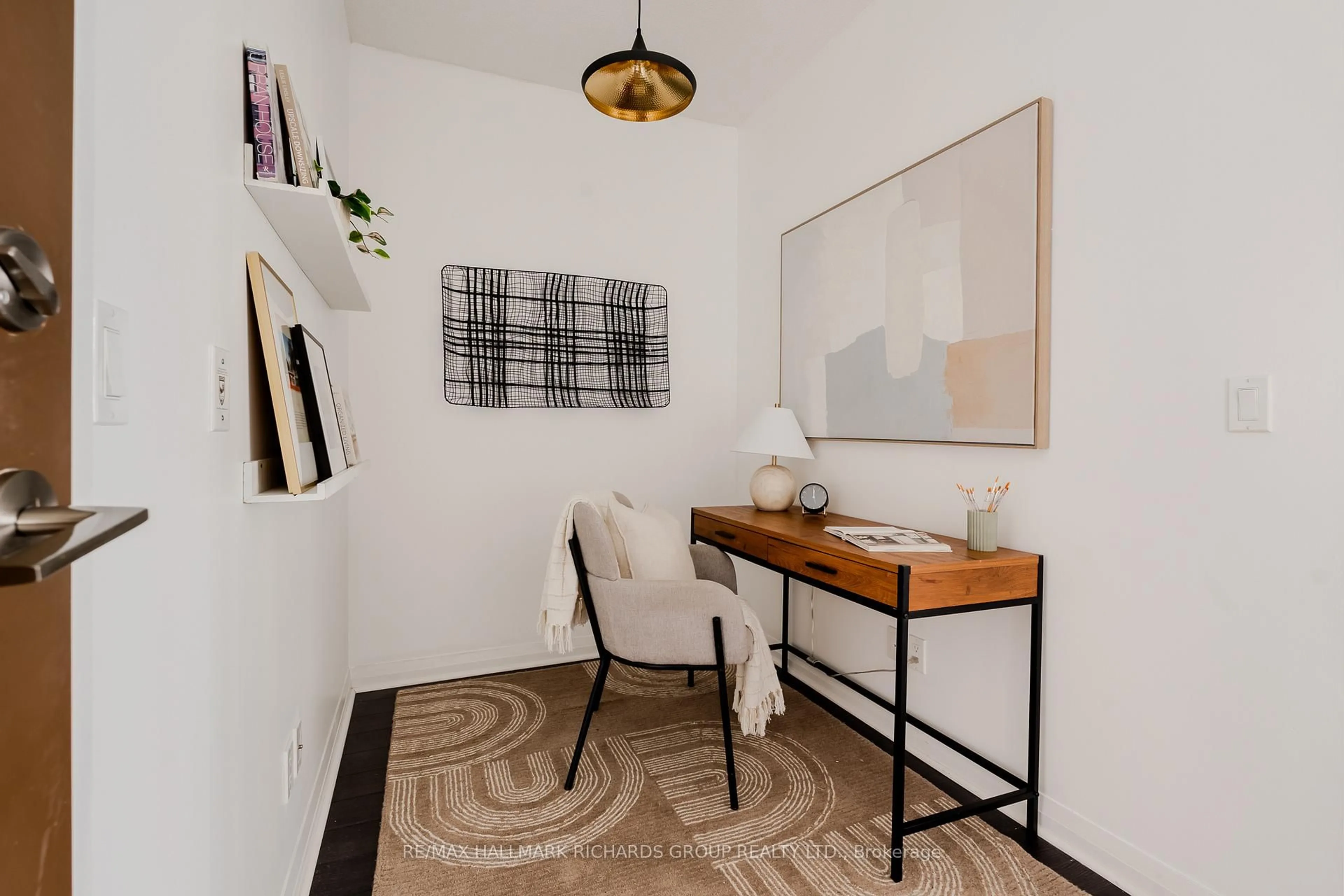 Indoor entryway for 55 Eglinton Ave #708, Mississauga Ontario L5R 3P5