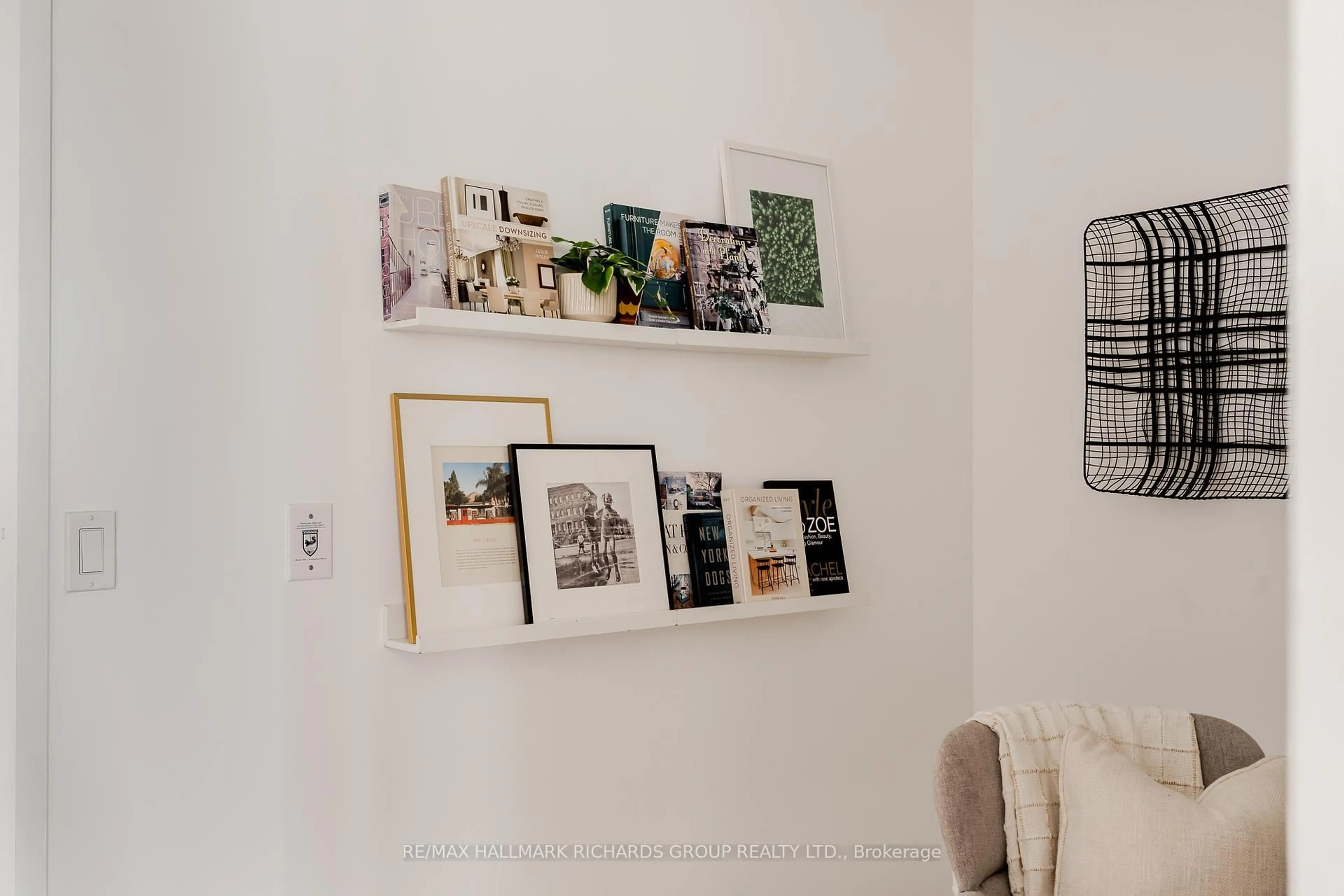 A pic of a room for 55 Eglinton Ave #708, Mississauga Ontario L5R 3P5