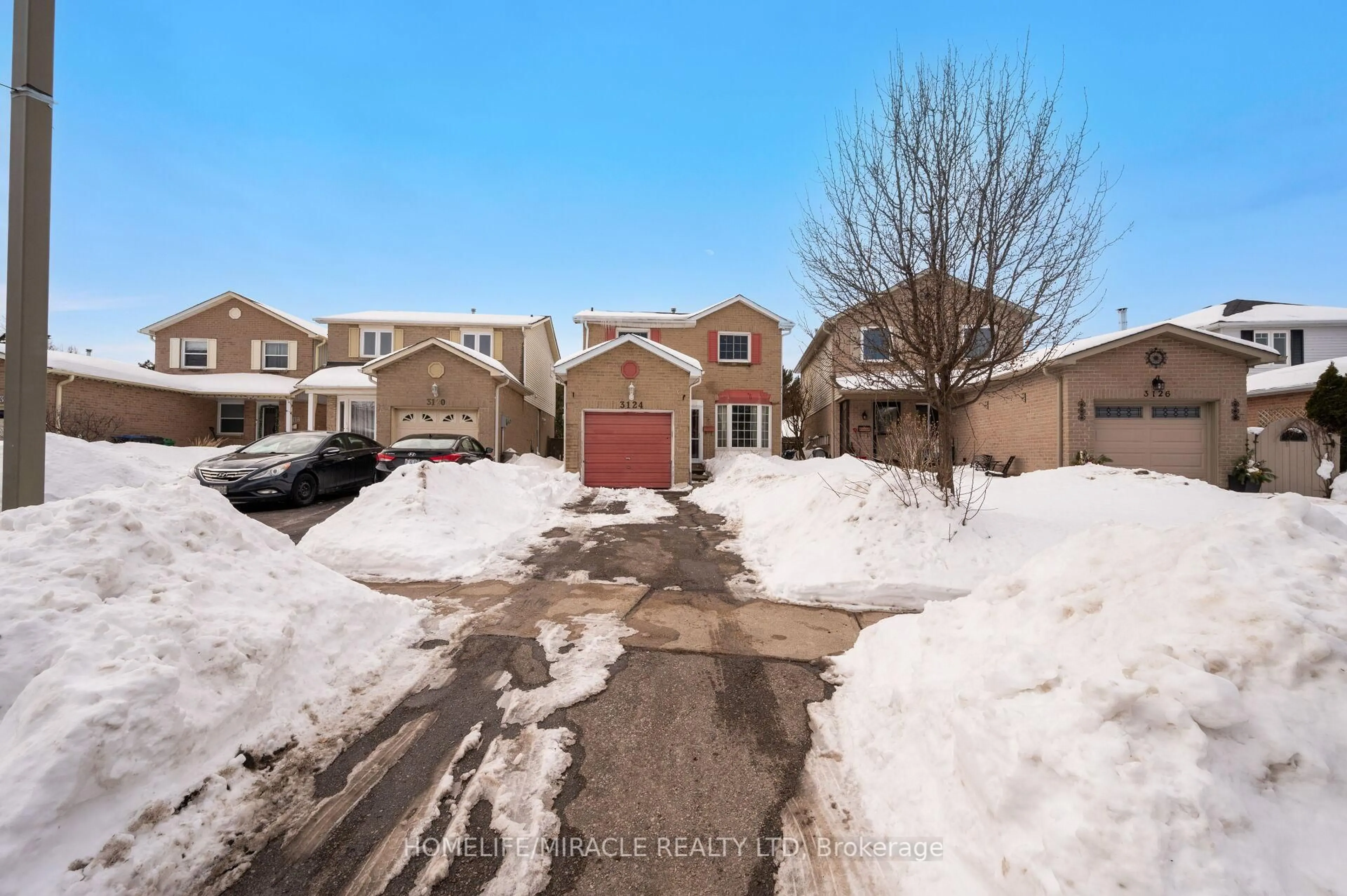 A pic from outside/outdoor area/front of a property/back of a property/a pic from drone, street for 3124 Patrick Cres, Mississauga Ontario L5N 3G5
