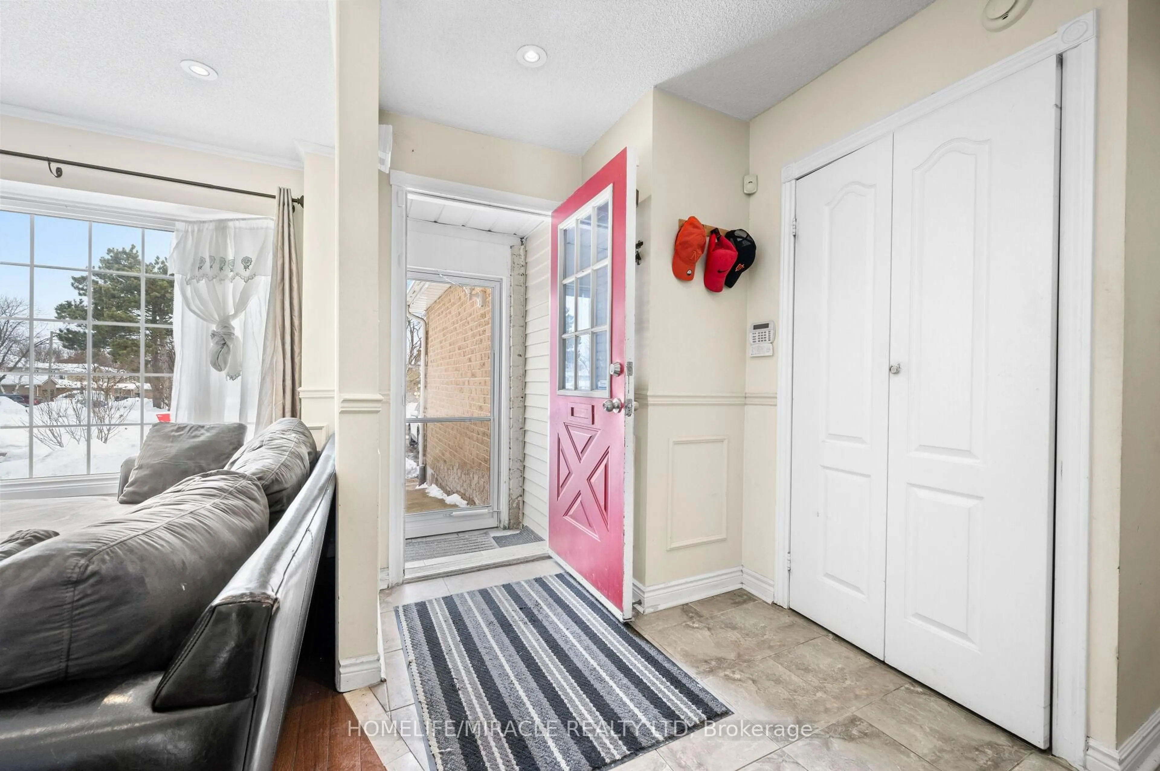 Indoor entryway for 3124 Patrick Cres, Mississauga Ontario L5N 3G5