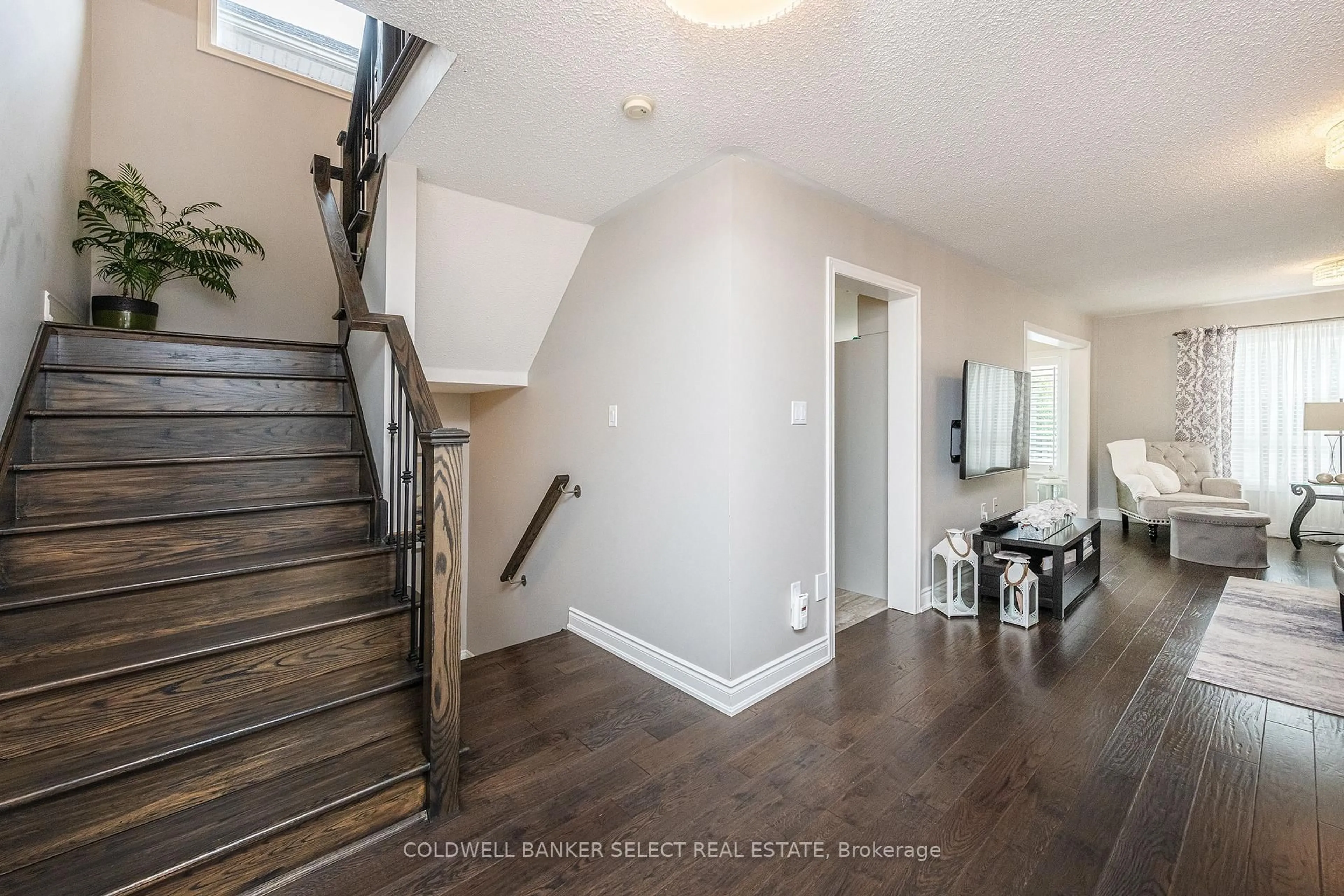 Indoor entryway for 17 Cedargrove Rd, Caledon Ontario L7E 2L4