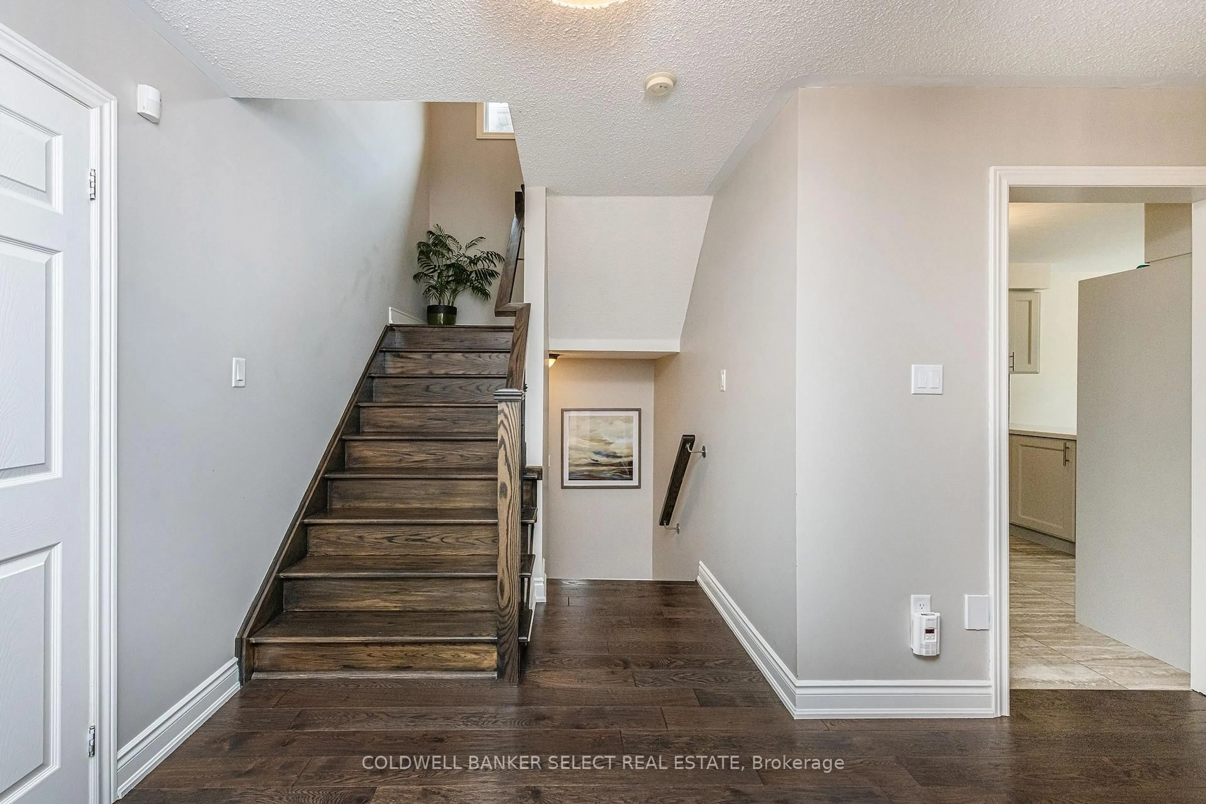 Indoor entryway for 17 Cedargrove Rd, Caledon Ontario L7E 2L4