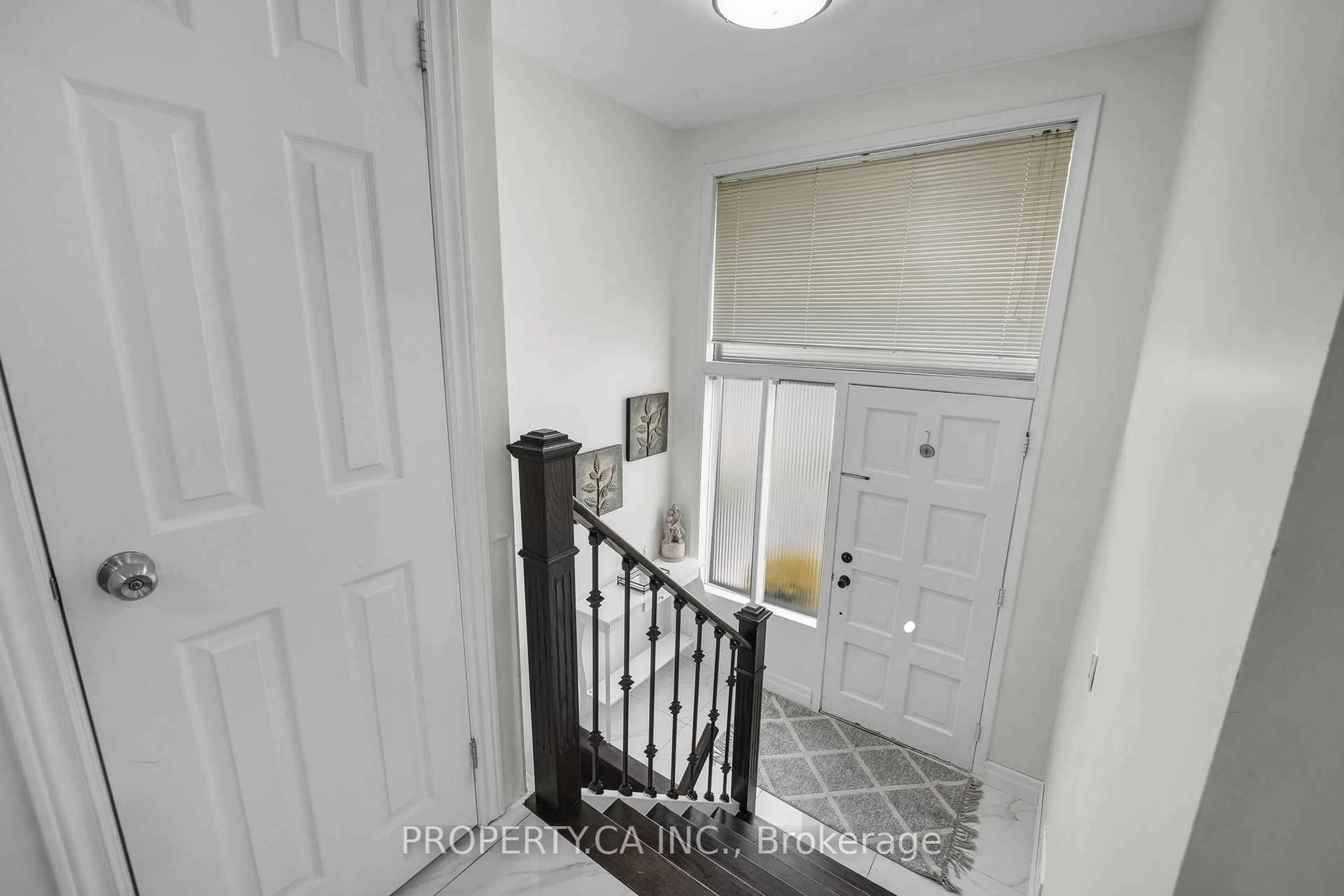 Indoor entryway for 94 Bamford Cres, Toronto Ontario M3N 1T8