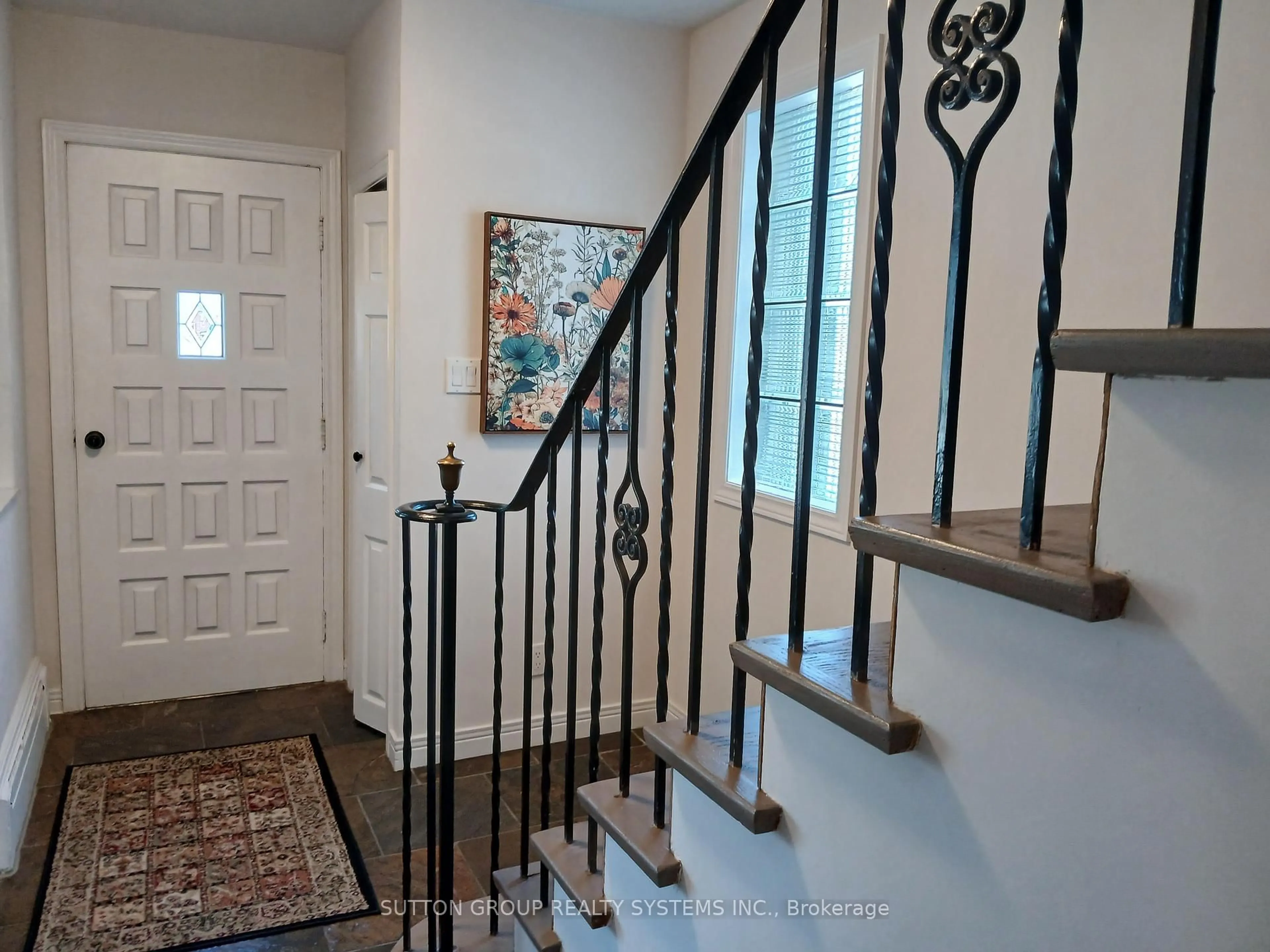 Indoor entryway for 1236 Ogden Ave, Mississauga Ontario L5E 2H4